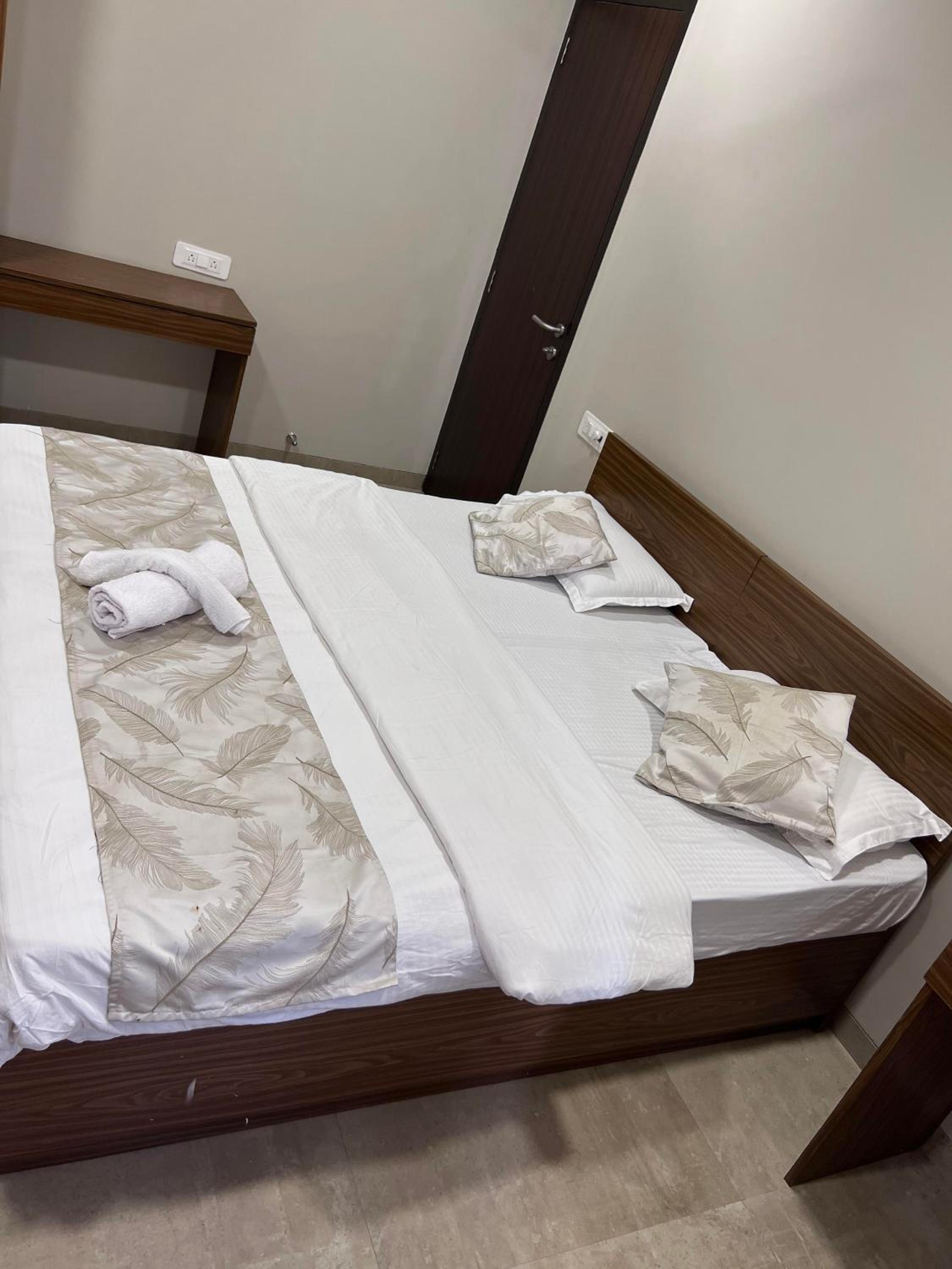 Pinaki Comfort Stay, Vile Parle view 4