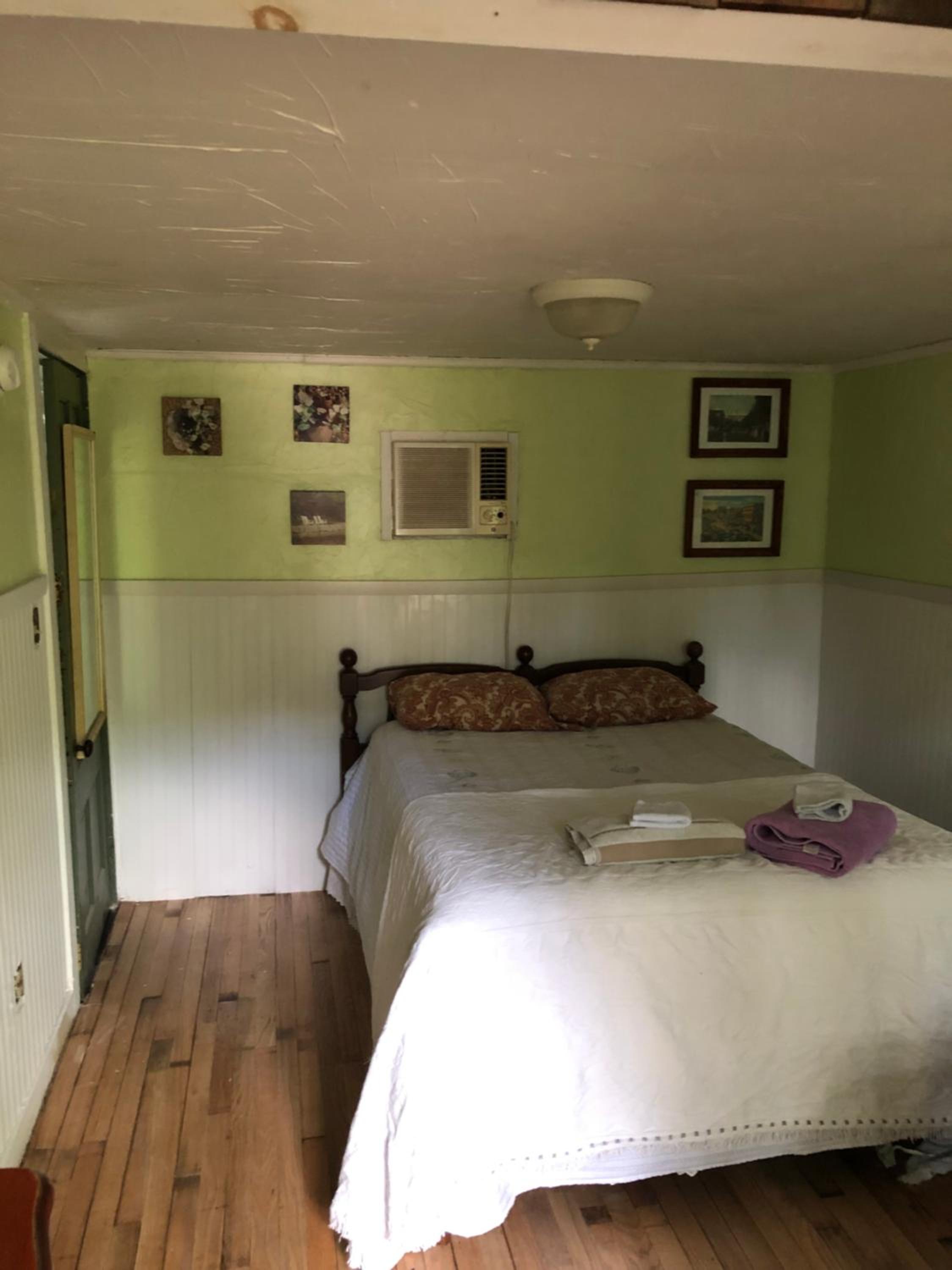 Seafarer Inn and Cottages view 2