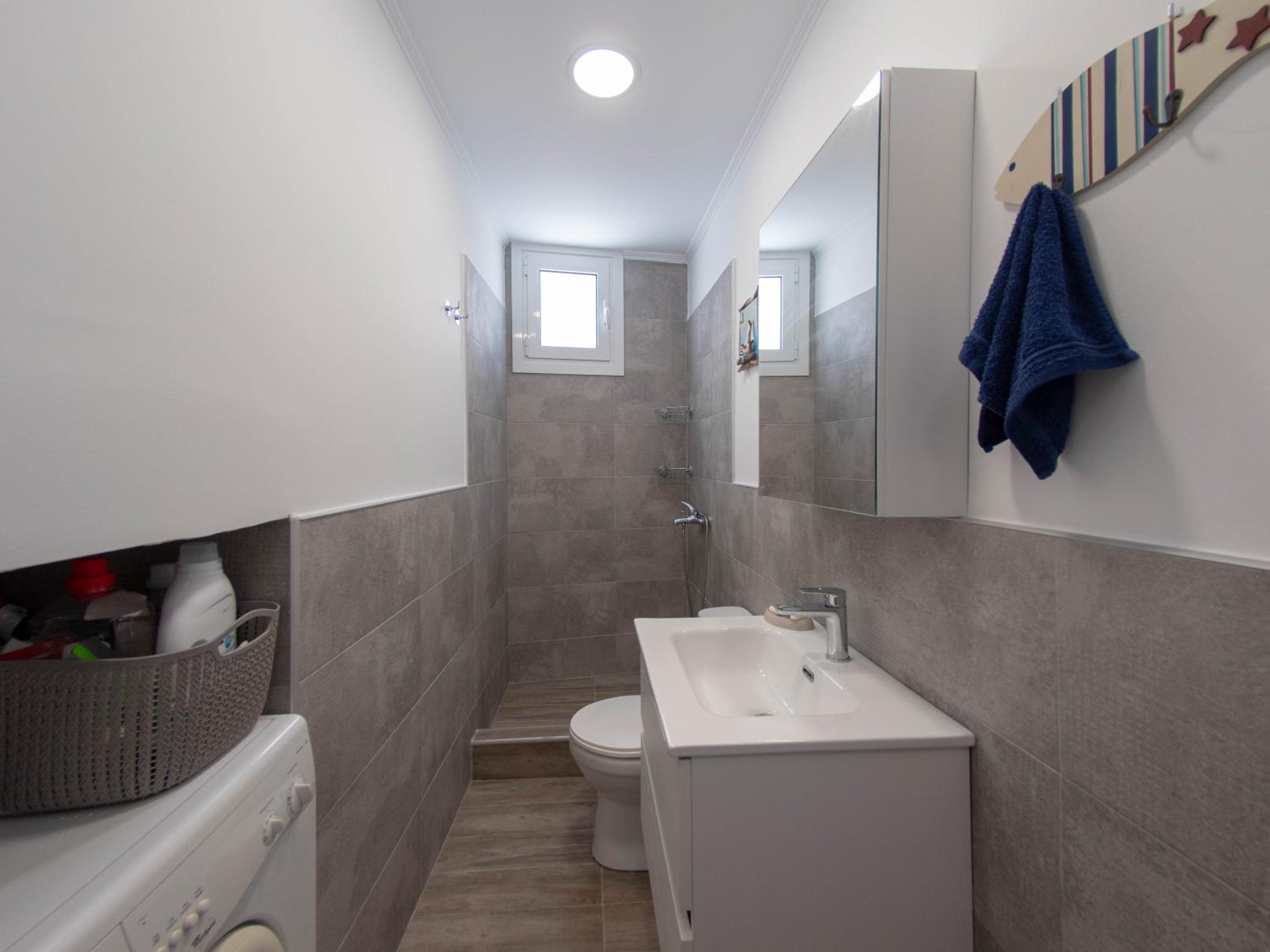 Up the Stairs Renovated Apartment with Sea View
