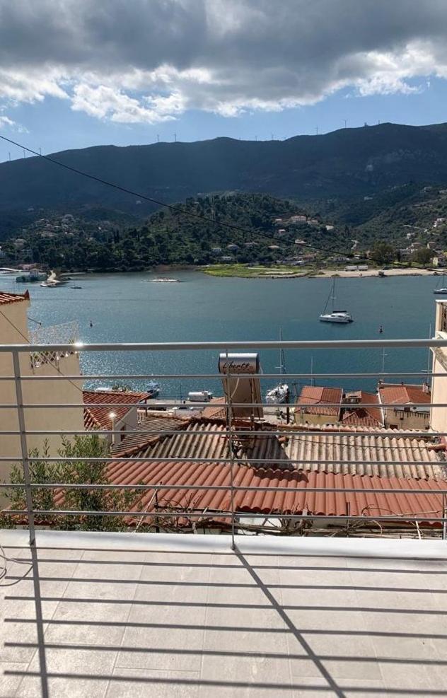 Up the Stairs Renovated Apartment with Sea View
