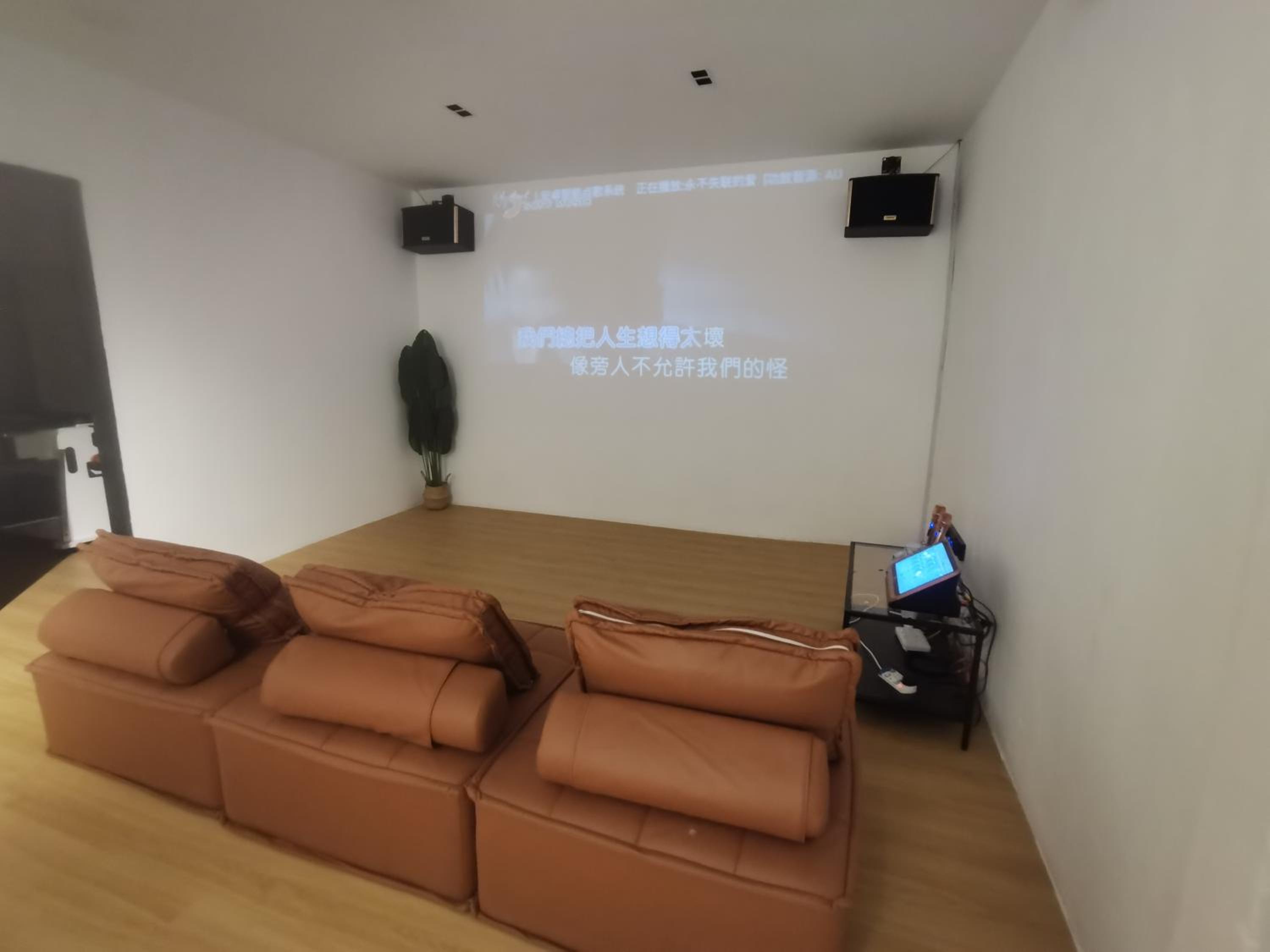 Cozy Homestay with Karaoke System & Pool Table