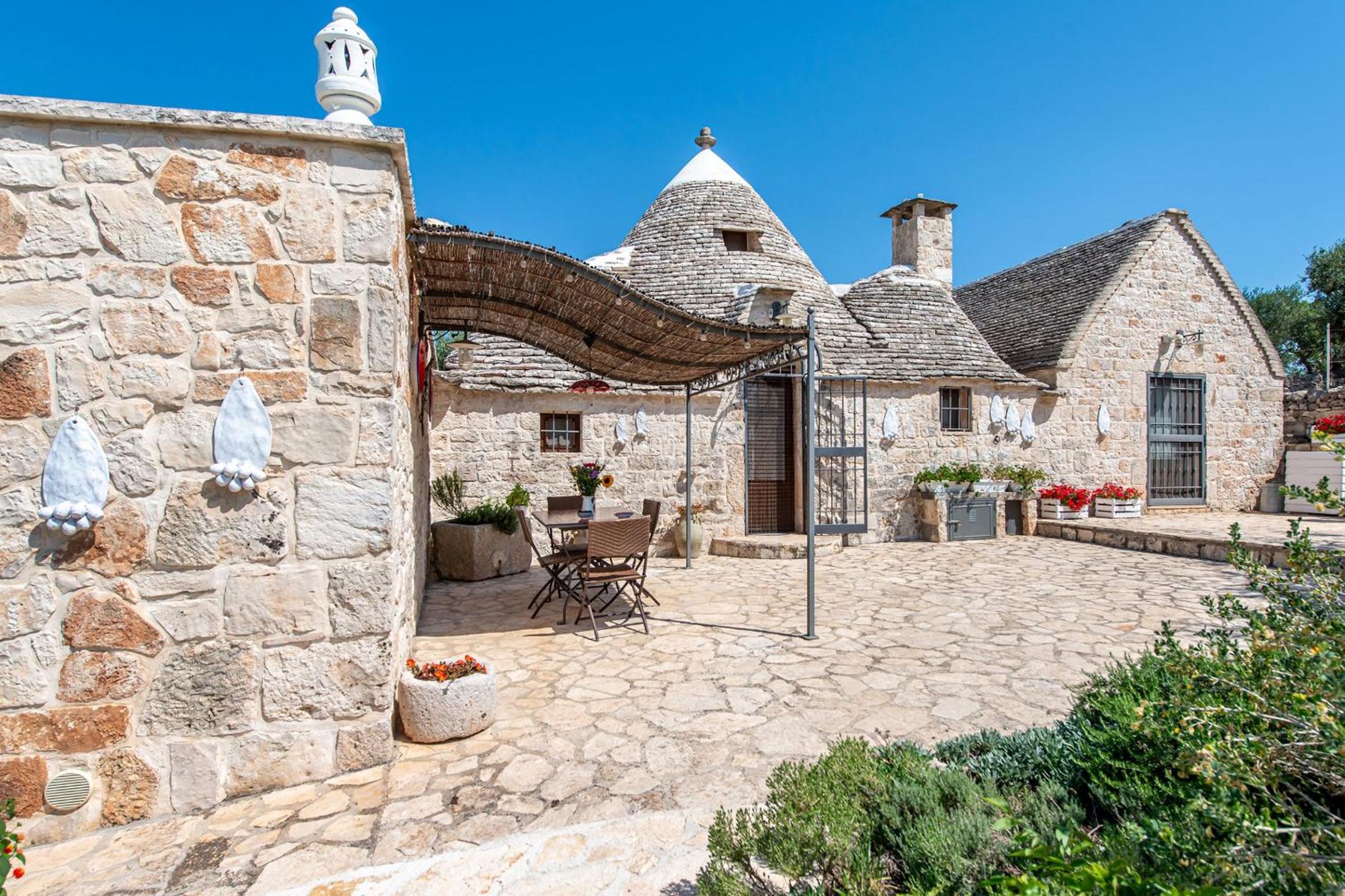 Trullo Nurillo with pool