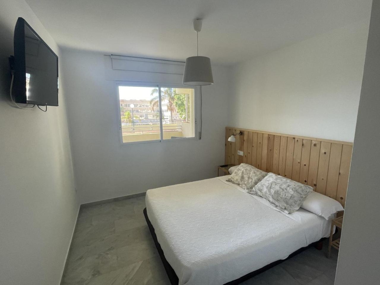 Apartamento en la Carihuela con Piscina y Parking, al lado de la Playa photo 3