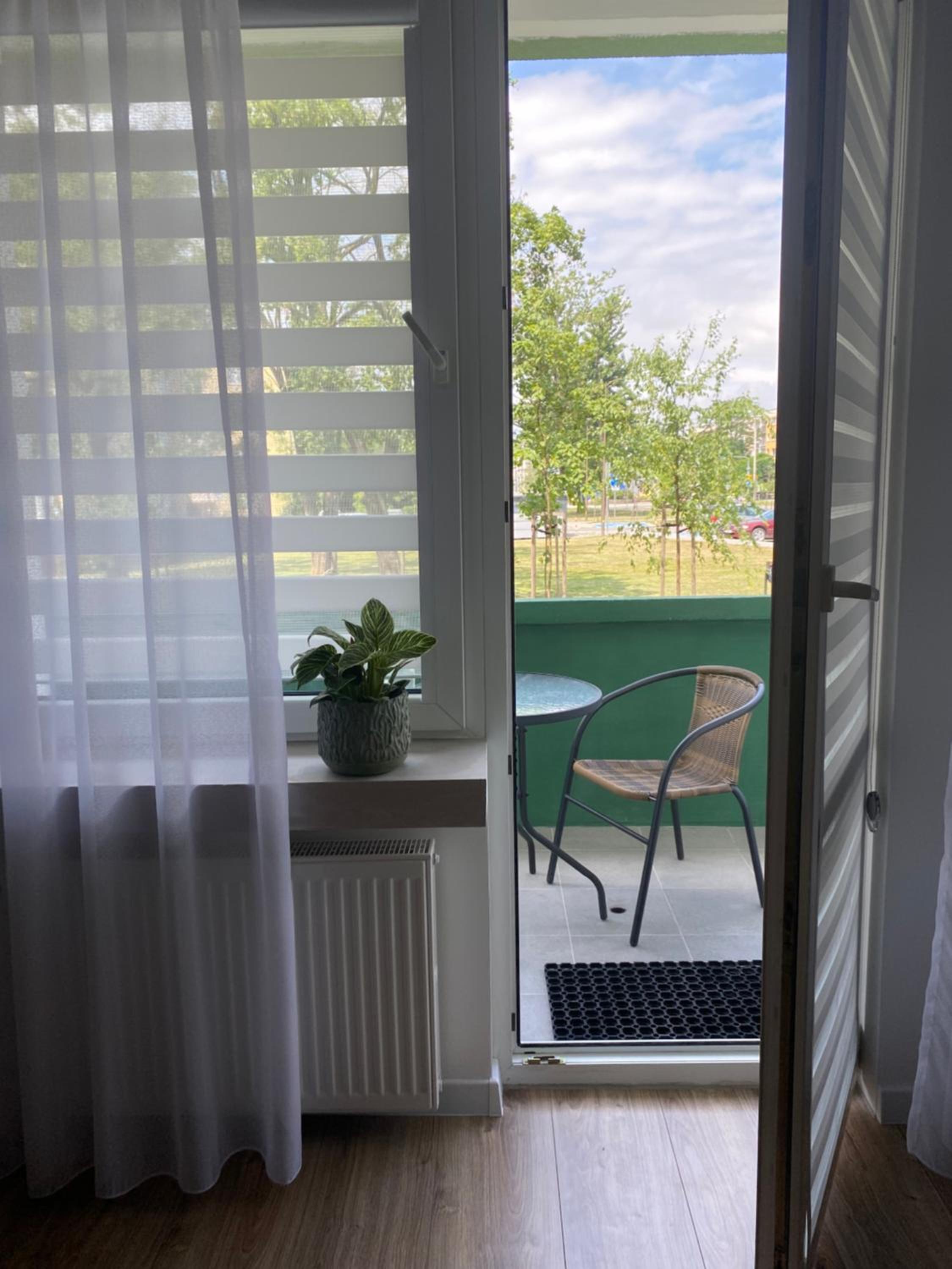 Nowoczesny Apartament w Dzierżoniowie - parter - balkon - pokój + sypialnia view 2