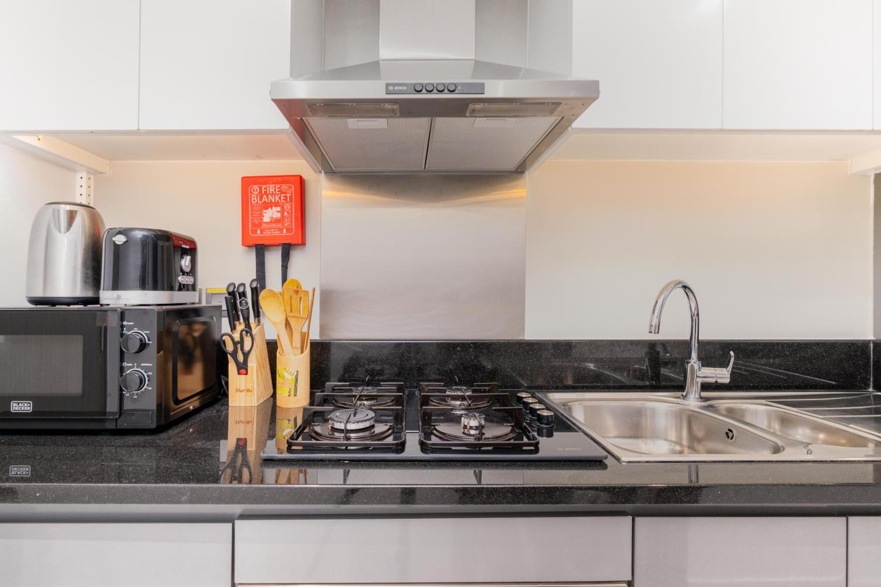 Vacay Lettings - Damac Prive studio with canal view