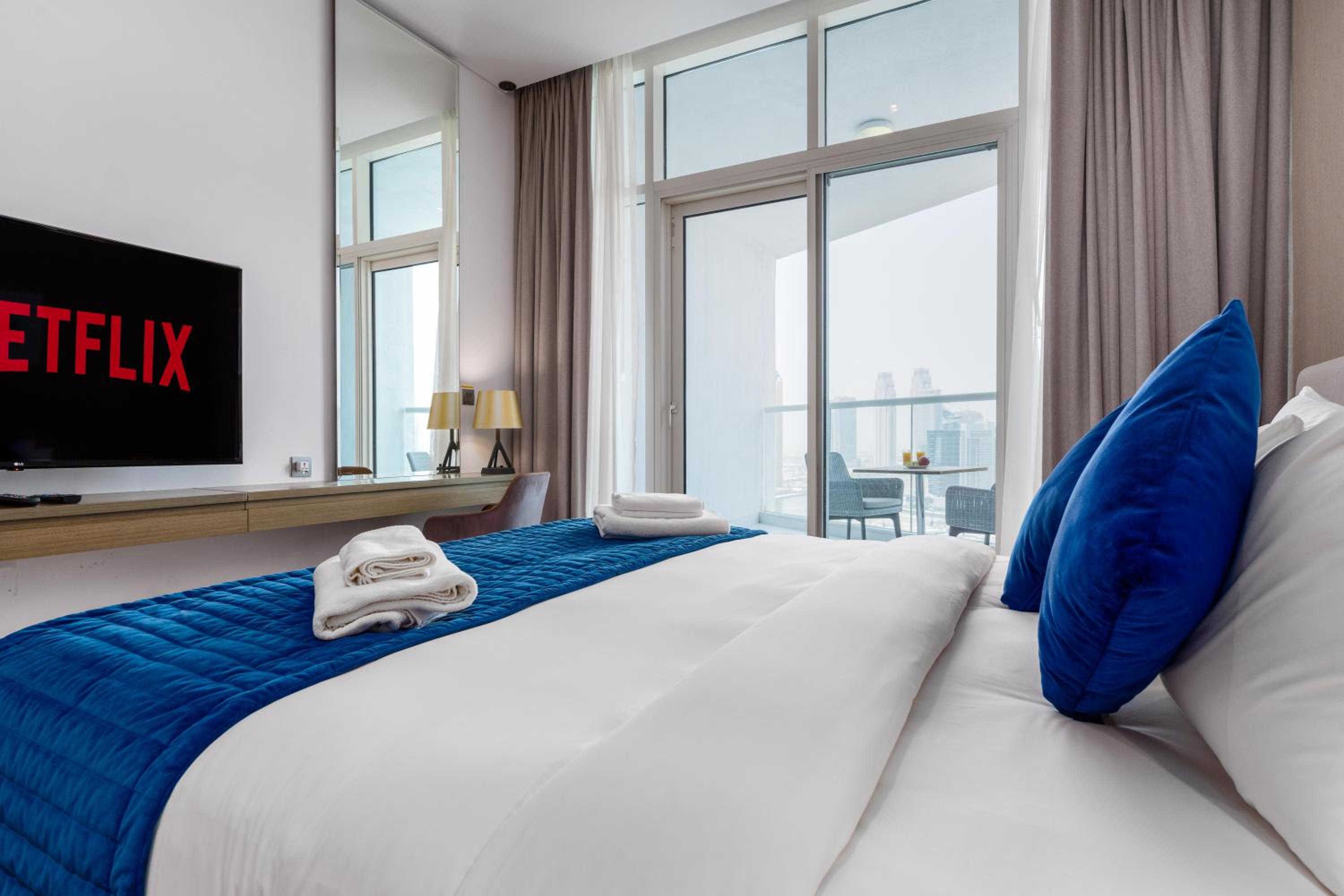 Vacay Lettings - Damac Prive studio with canal view