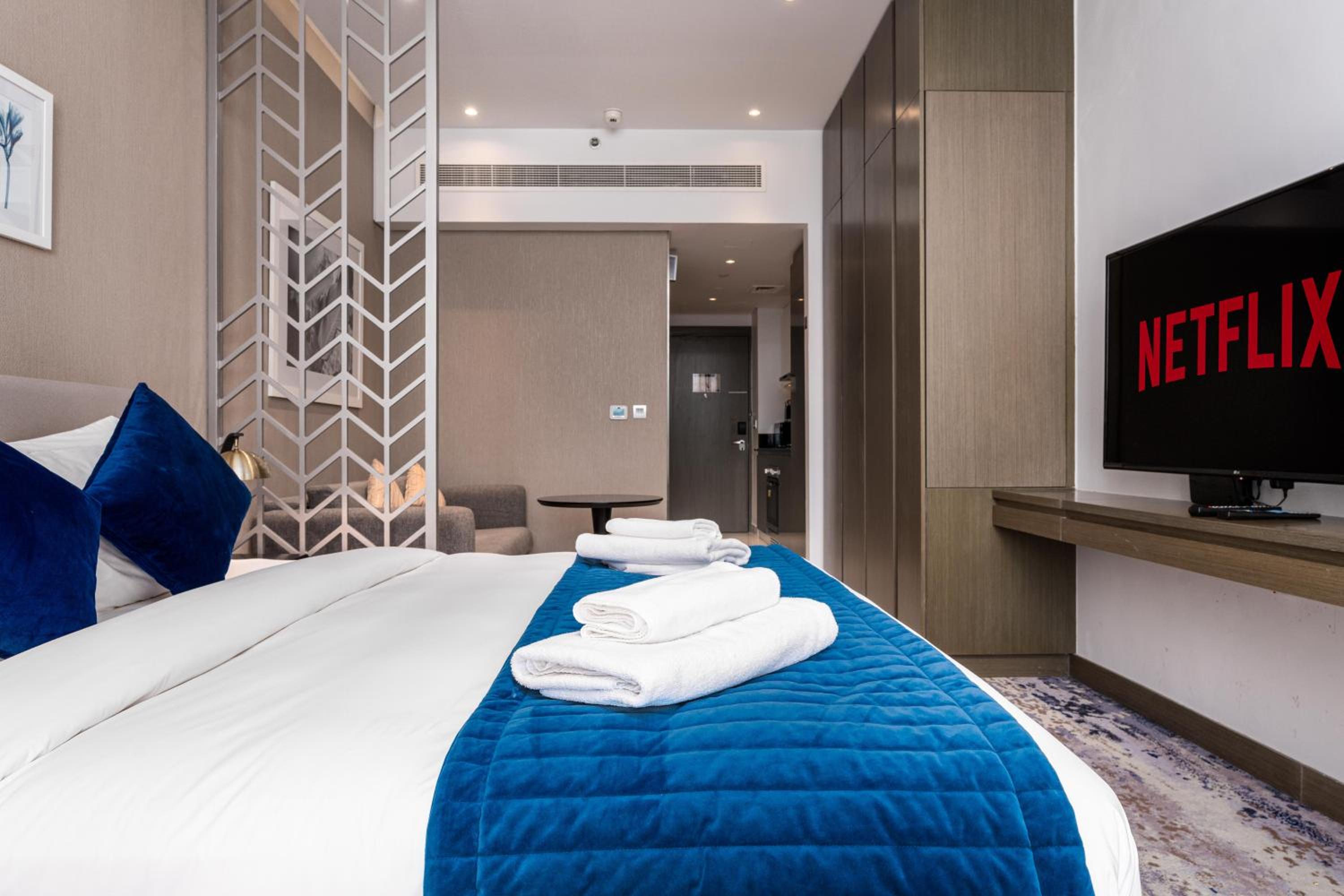 Vacay Lettings - Damac Prive studio with canal view