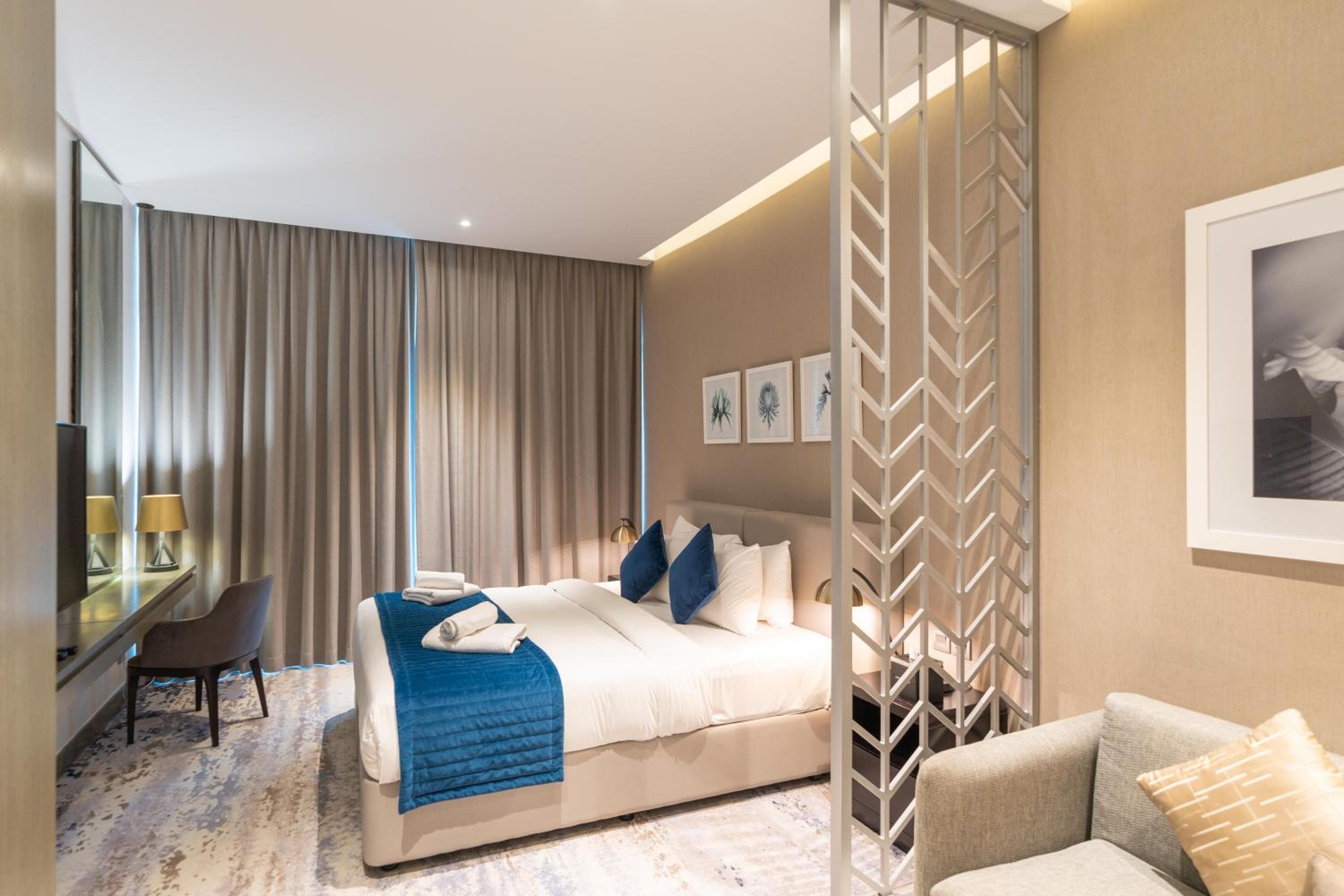 Vacay Lettings - Damac Prive studio with canal view