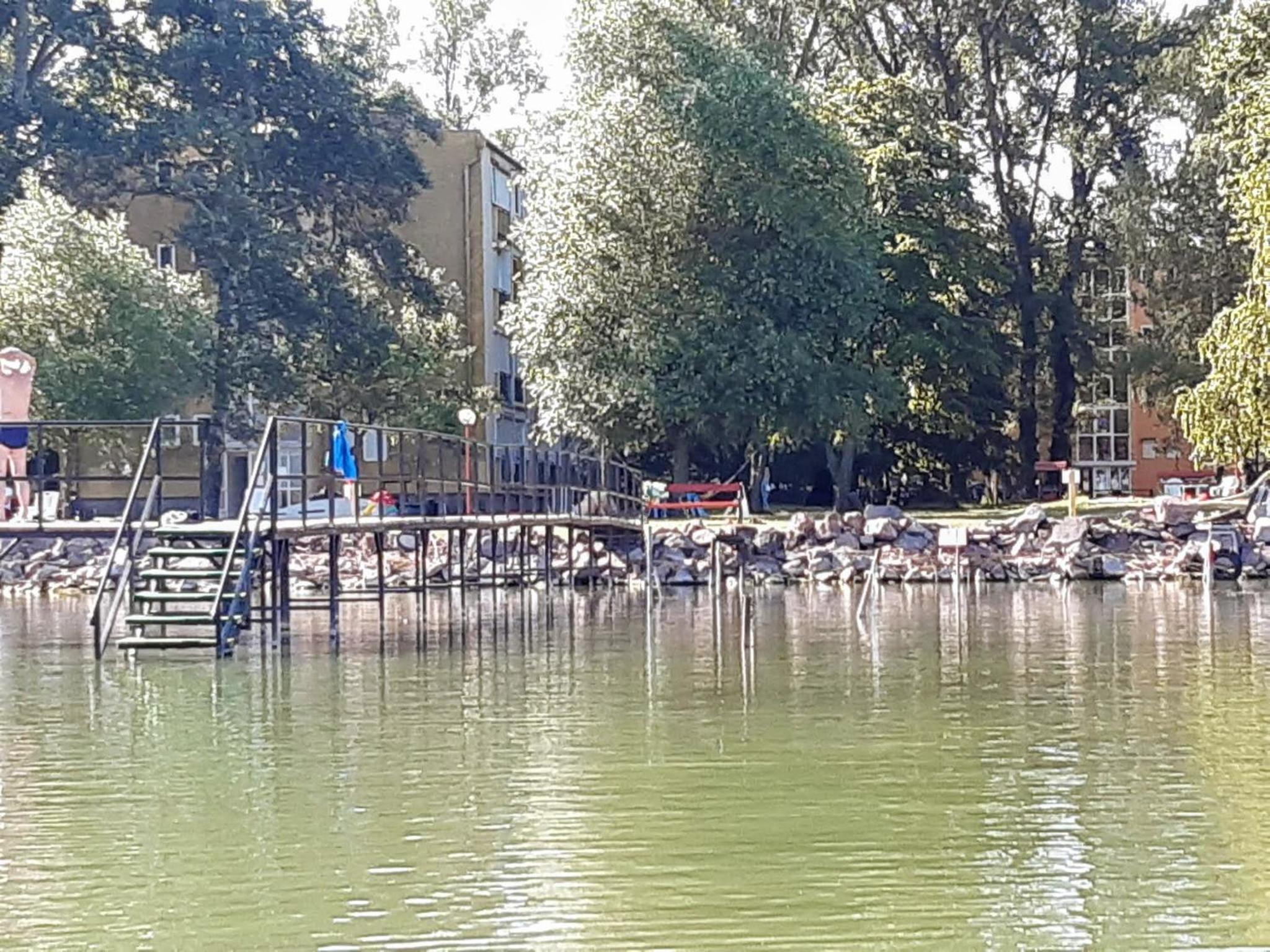 Vízparti gyermekbarát teljesen felújított Apartman, őrzött, saját strand, parkoló, étterem