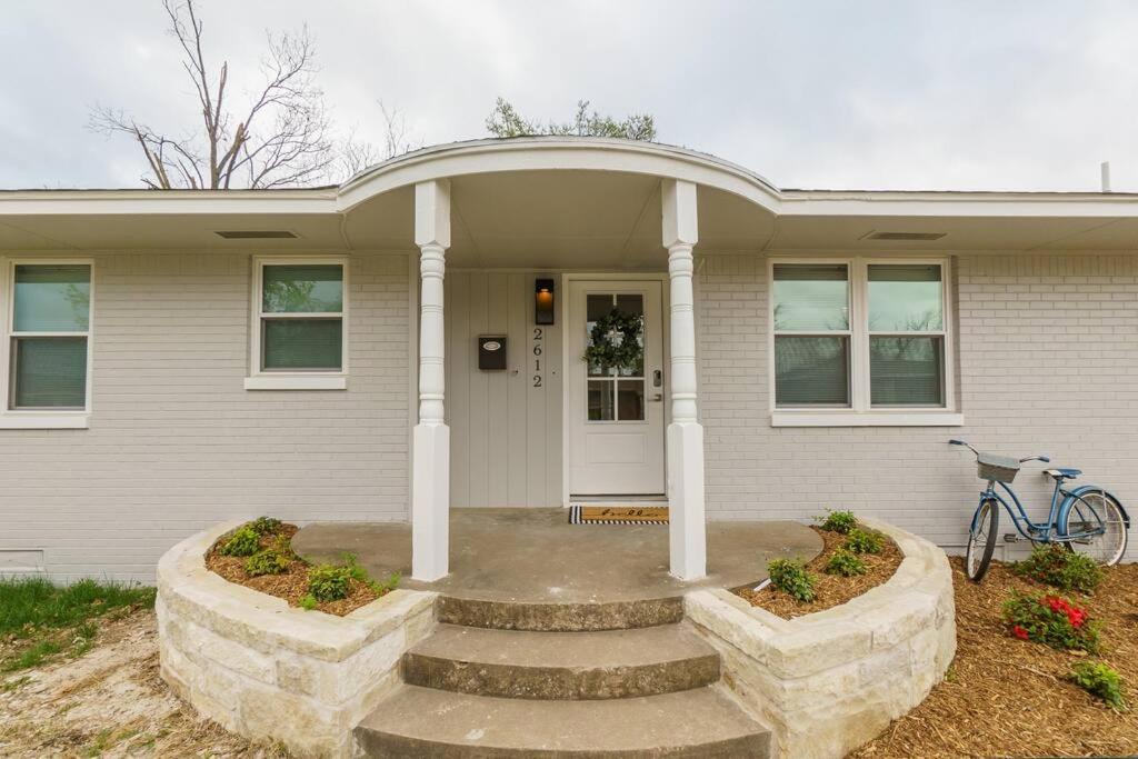3 BR Newly Remodeled Home With Farm Style Decor view 2