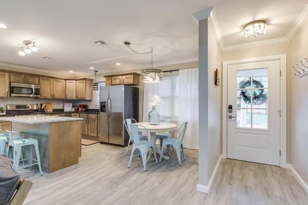3 BR Newly Remodeled Home With Farm Style Decor view 3