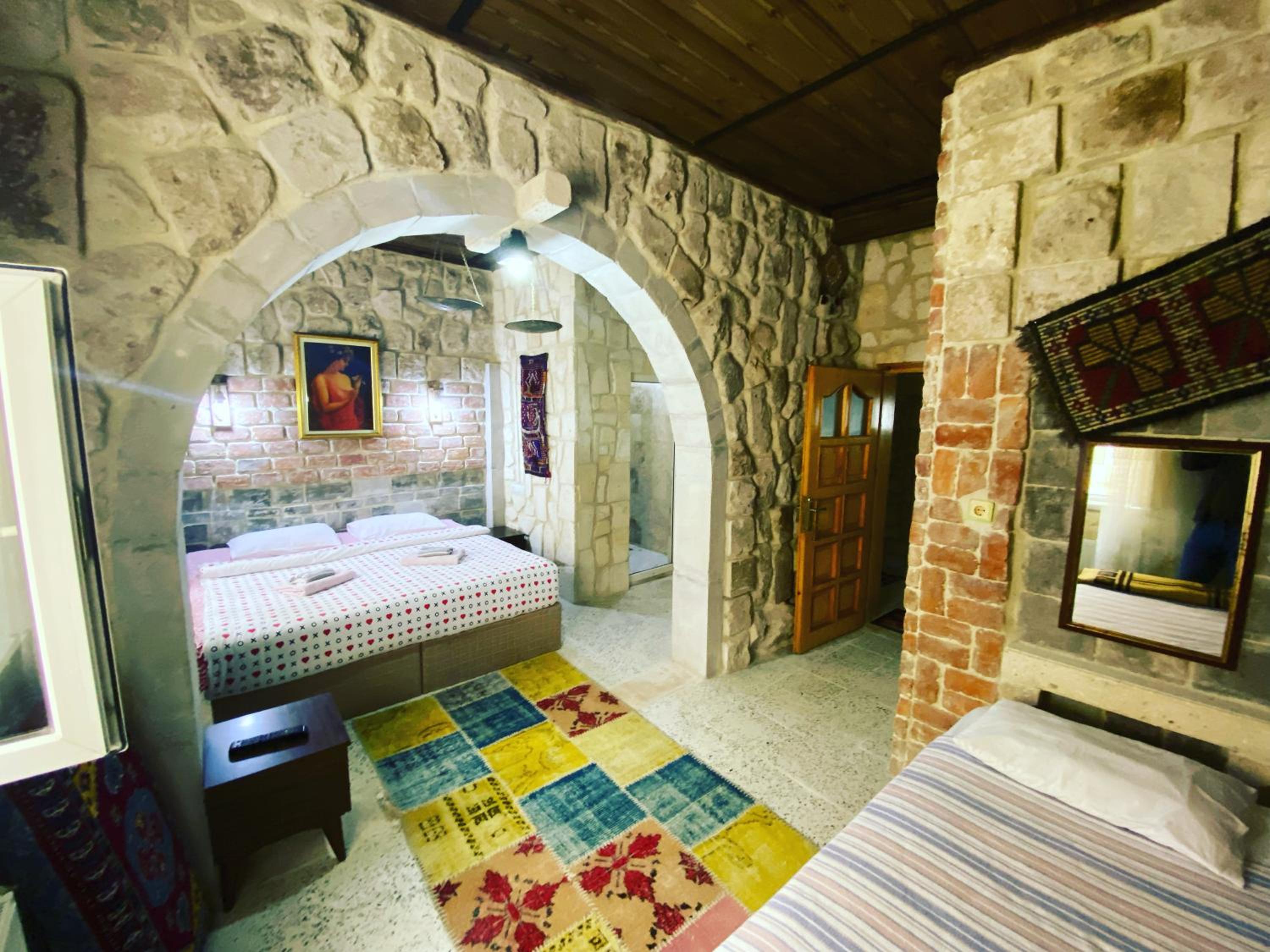 hotels crazy horse - Image 4