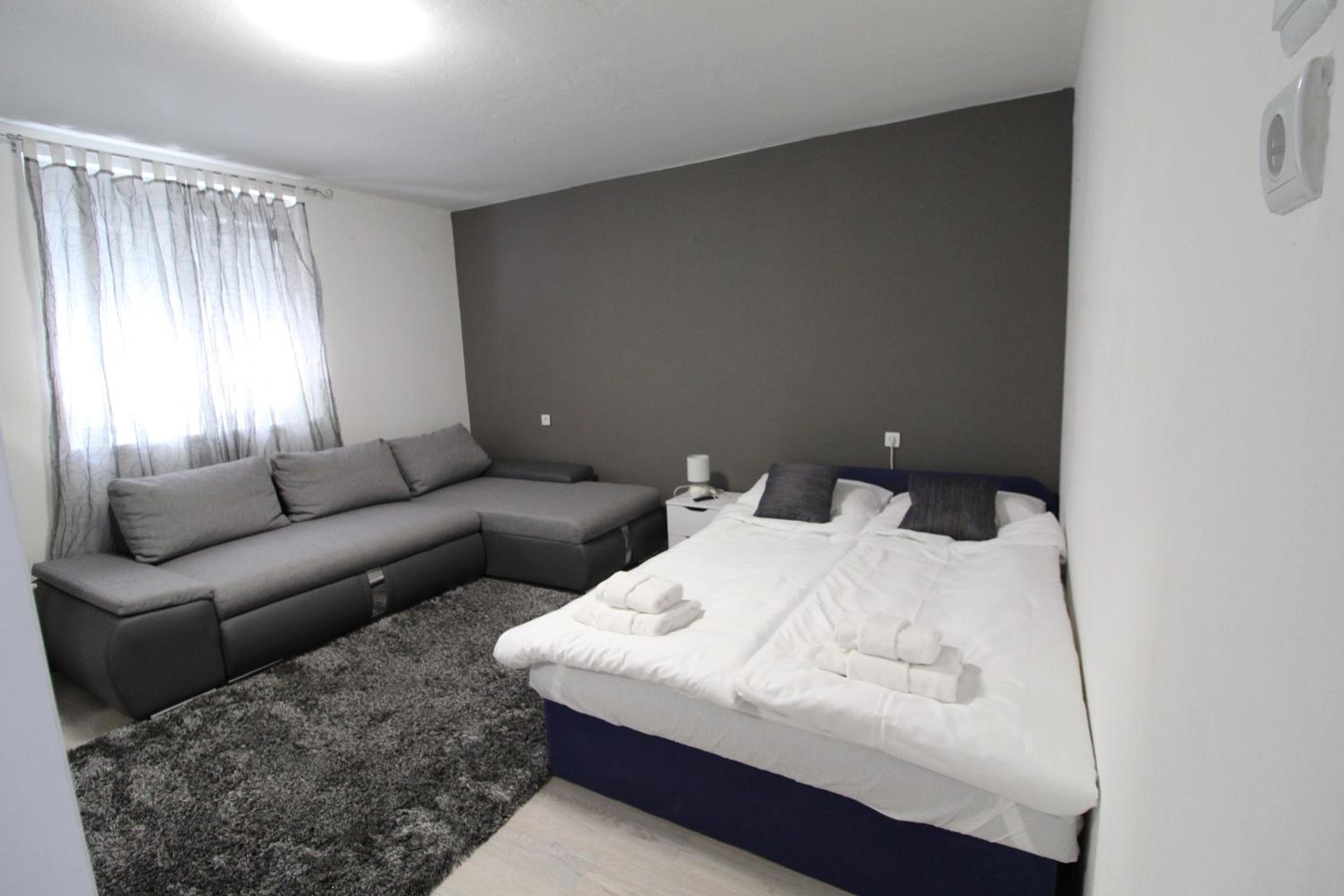 Apartment Matijas, 3 bedroom apt with terrace and PARKING