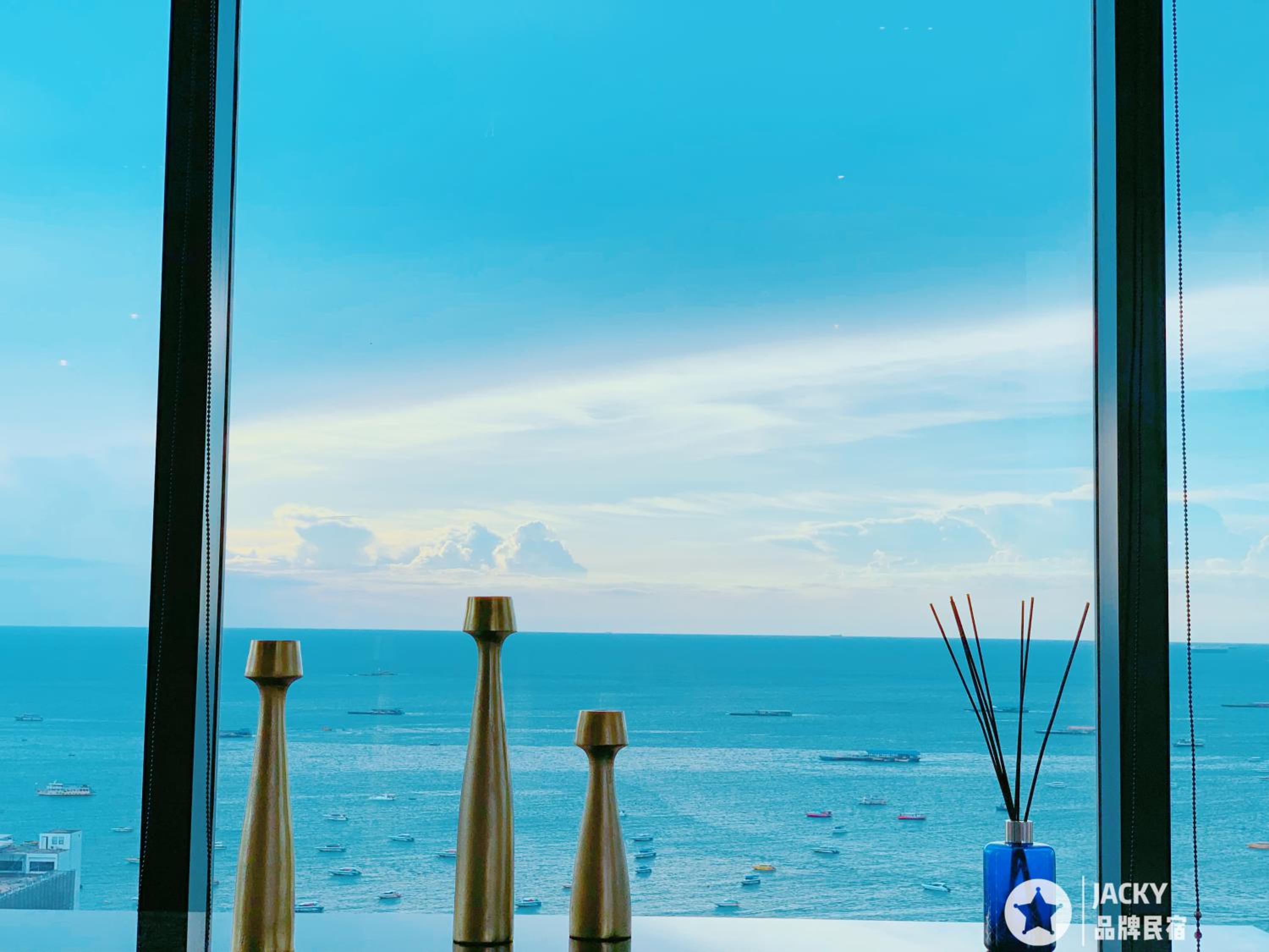 THE BASE Seaview Holiday Inn view 2