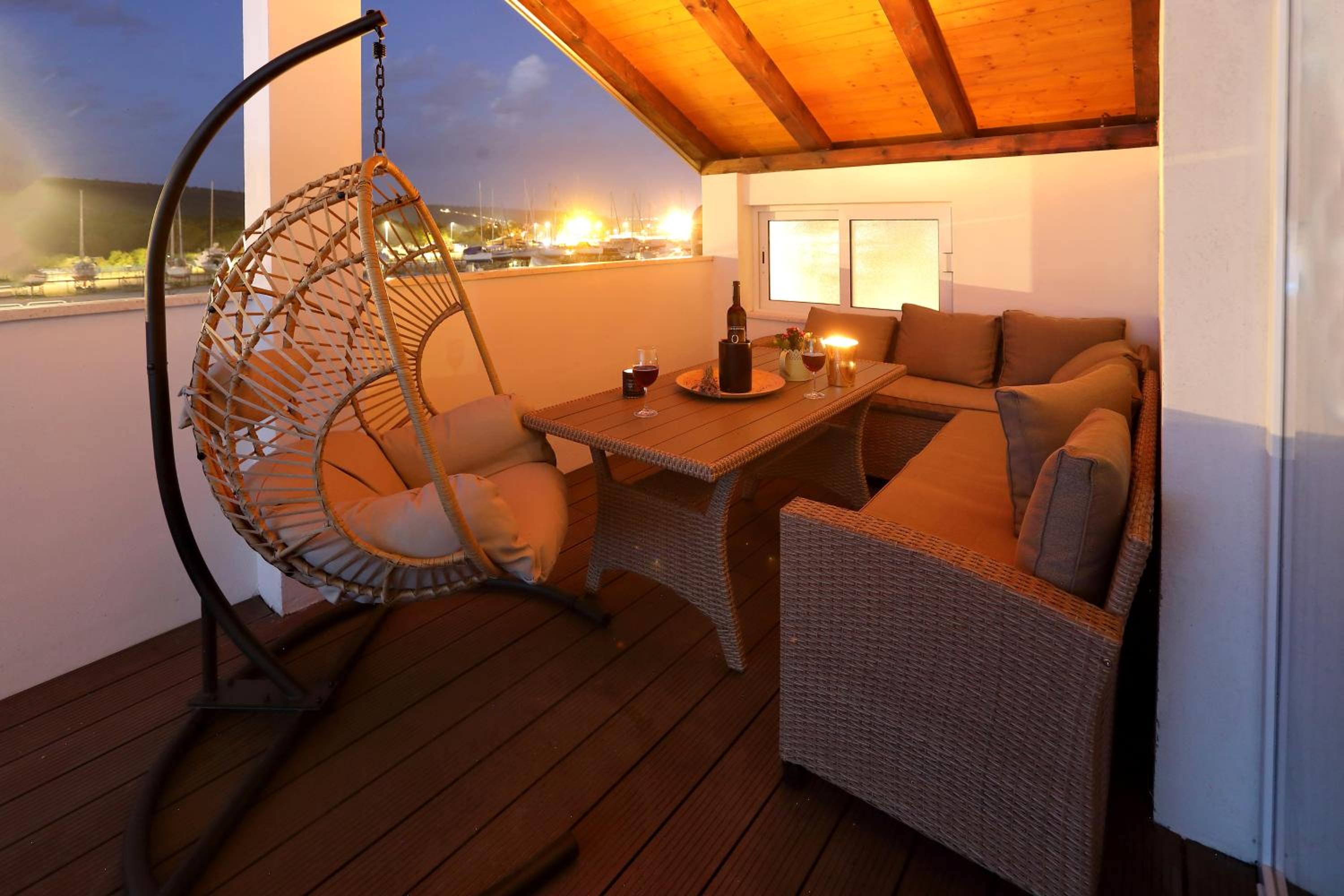 Luxury Apartments Monika near the sea with jacuzzi and private parking