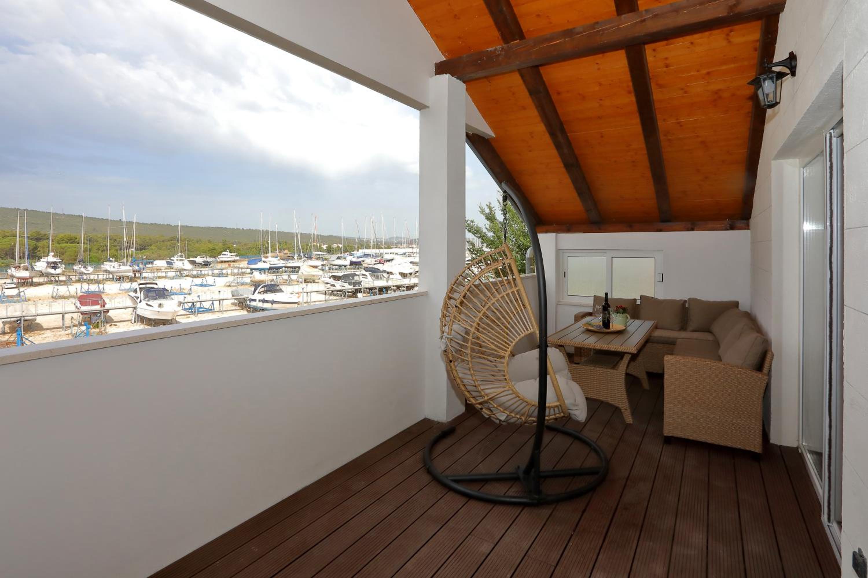 Luxury Apartments Monika near the sea with jacuzzi and private parking