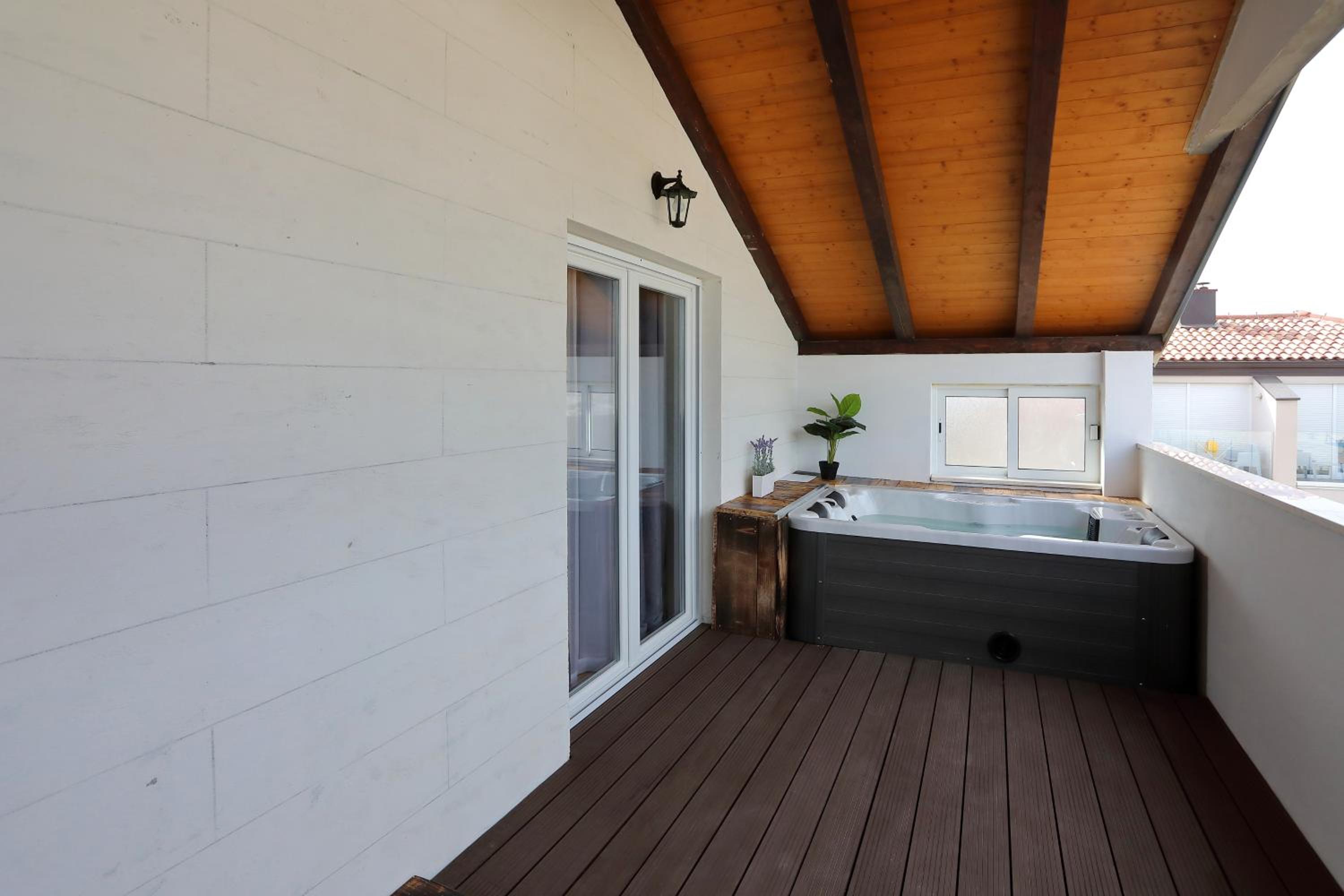 Luxury Apartments Monika near the sea with jacuzzi and private parking