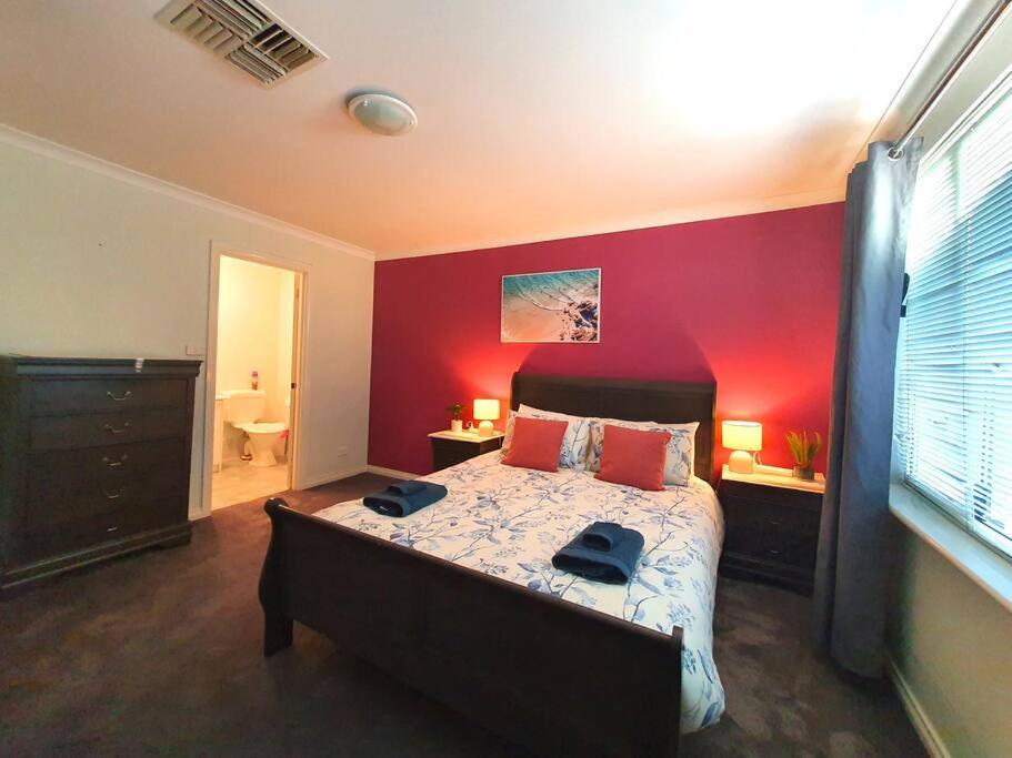 Adorable-secure 3 bedroom holiday home with Pool around the corner from The Miners Rest.
