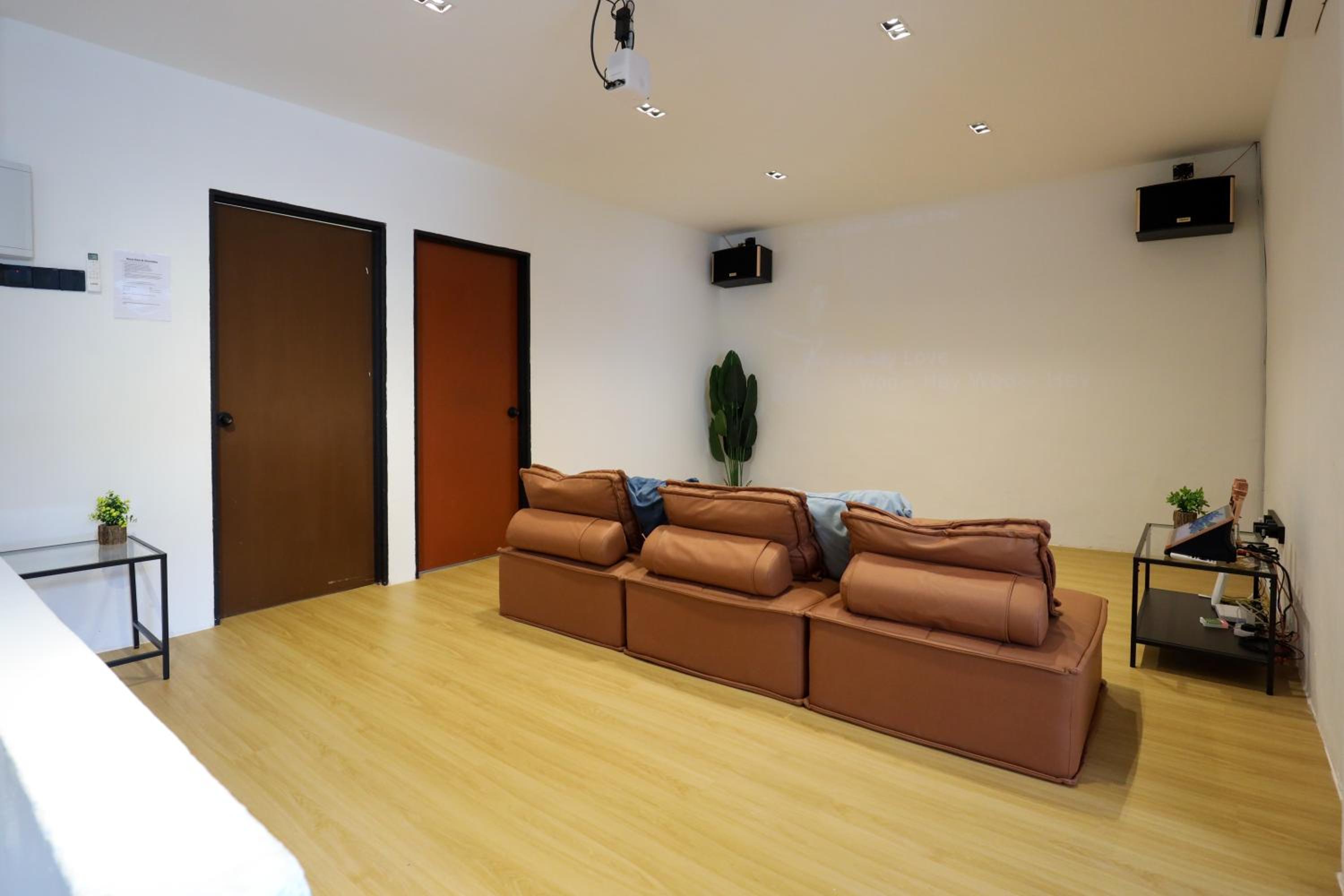 Cozy Homestay with Karaoke System & Pool Table