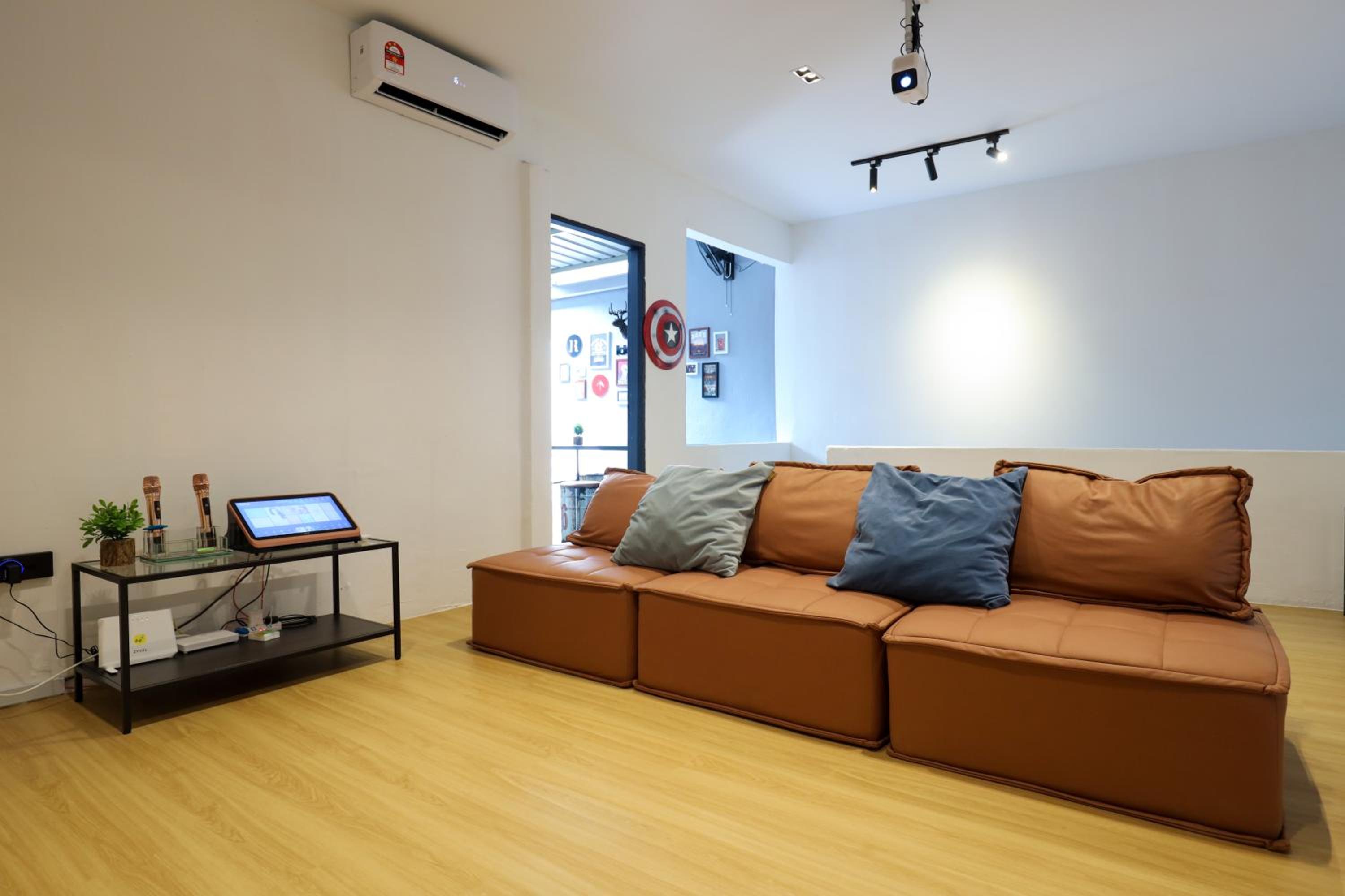 Cozy Homestay with Karaoke System & Pool Table