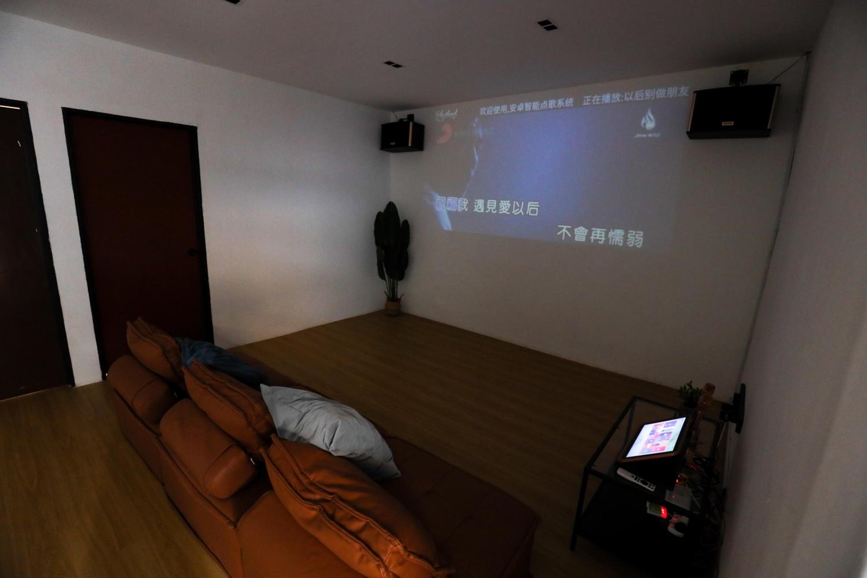 Cozy Homestay with Karaoke System & Pool Table