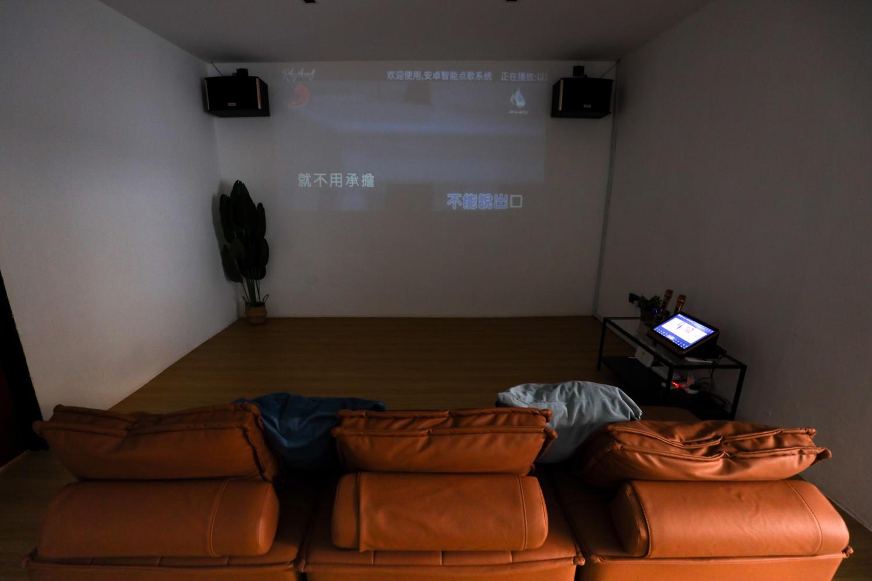 Cozy Homestay with Karaoke System & Pool Table