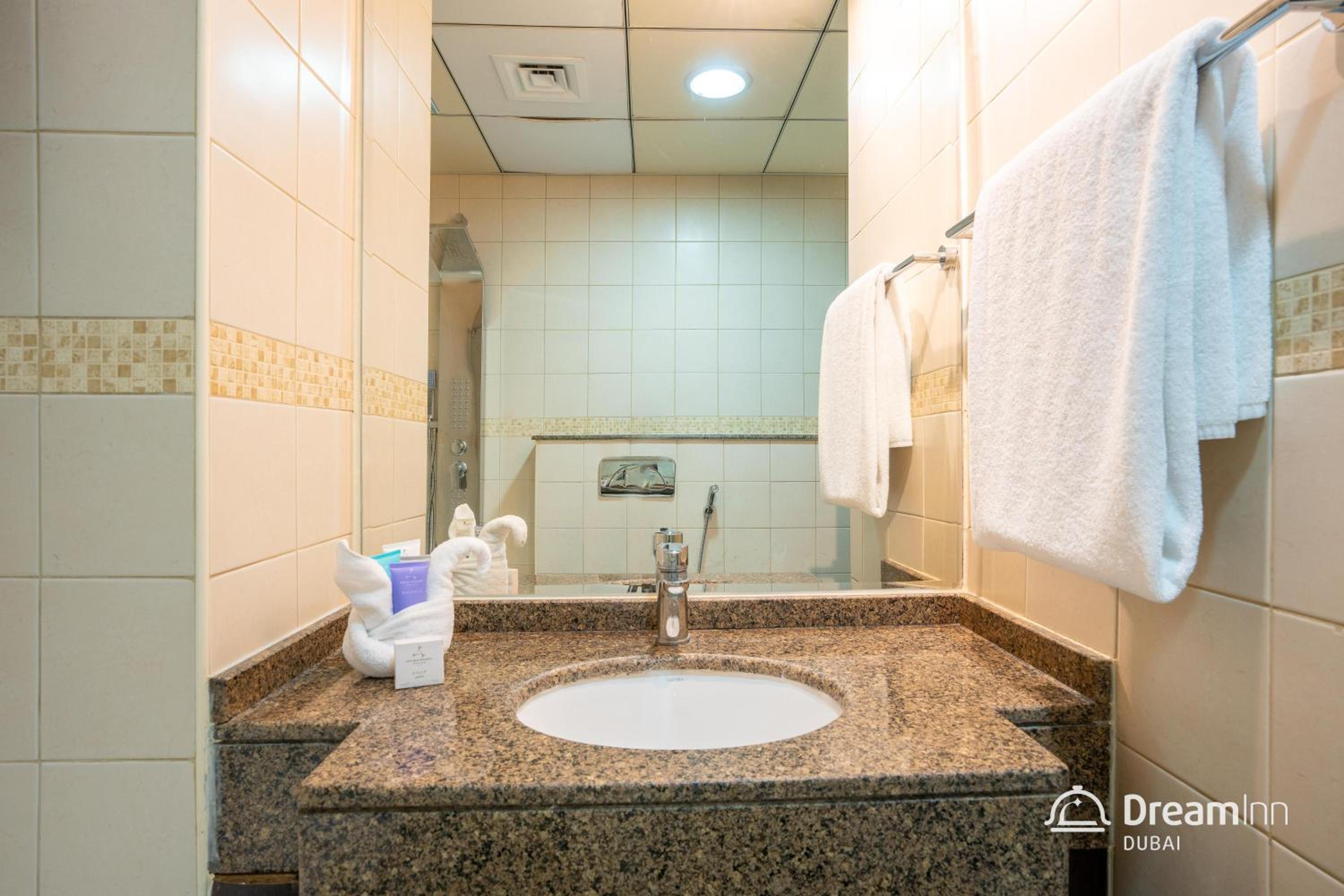 Dream Inn Apartments - Bay Central