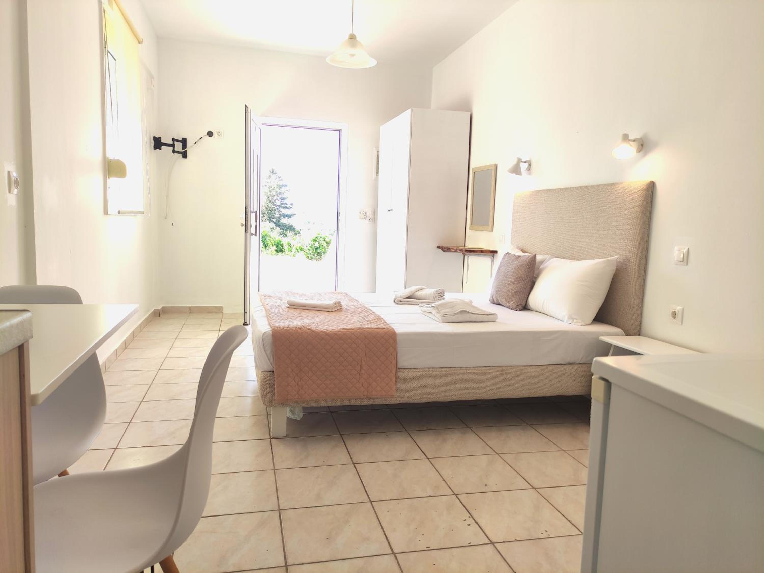 Hotel Giorgos & Chara Apartments - Image 1