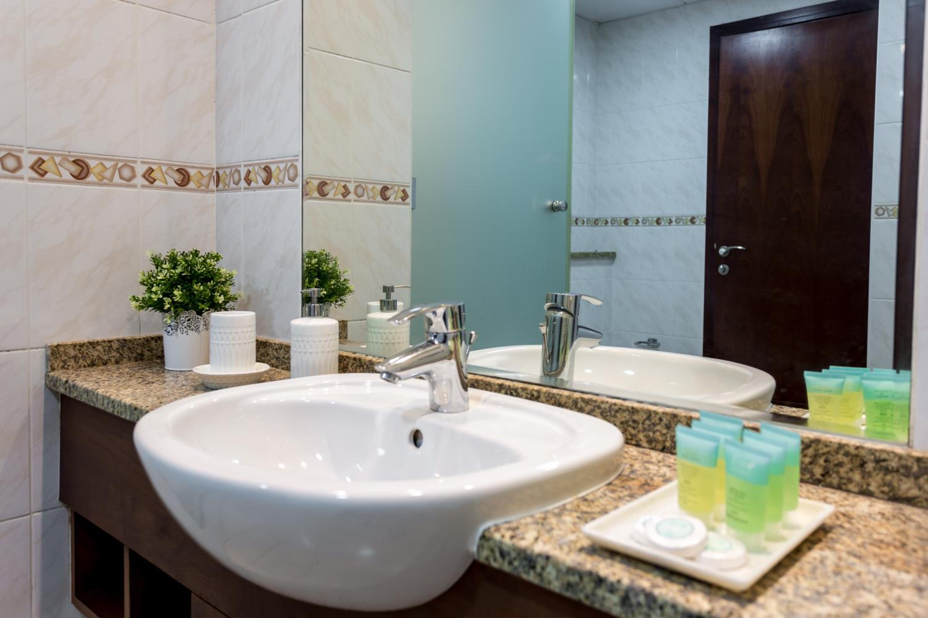 HiGuests - Superb Lake Views from this 2BR Apt in JLT