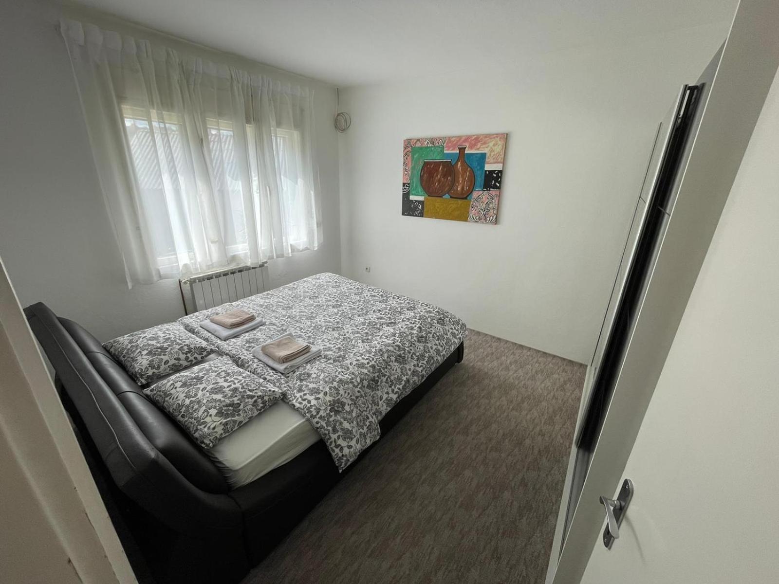 Peaceful and spacious apartment with free parking
