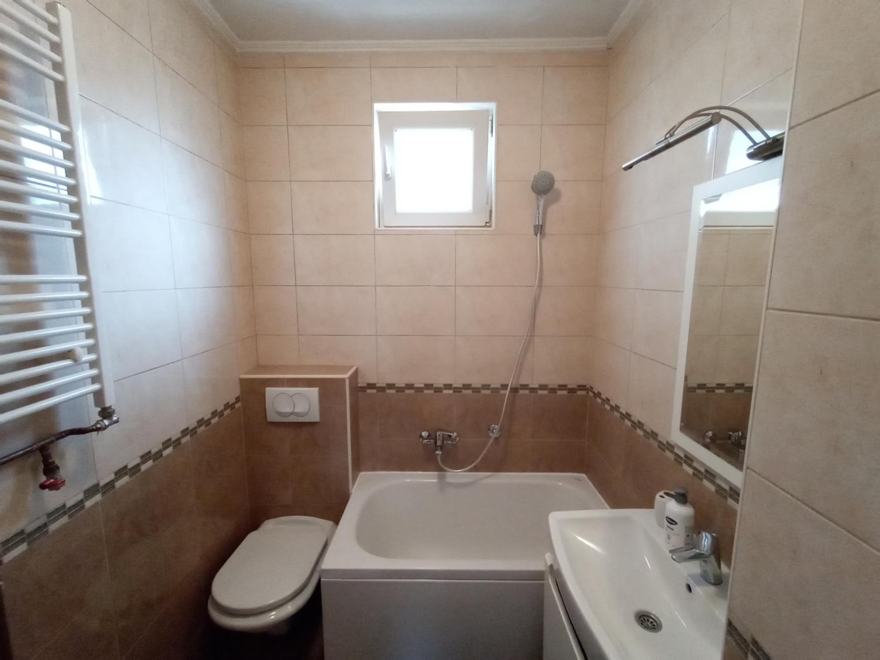Peaceful and spacious apartment with free parking