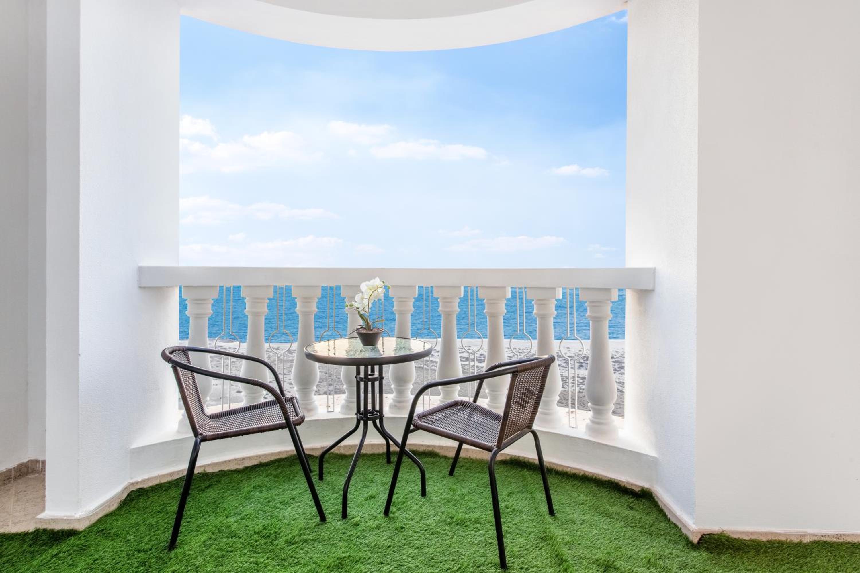 Live and experience a stunning Sea View Studio