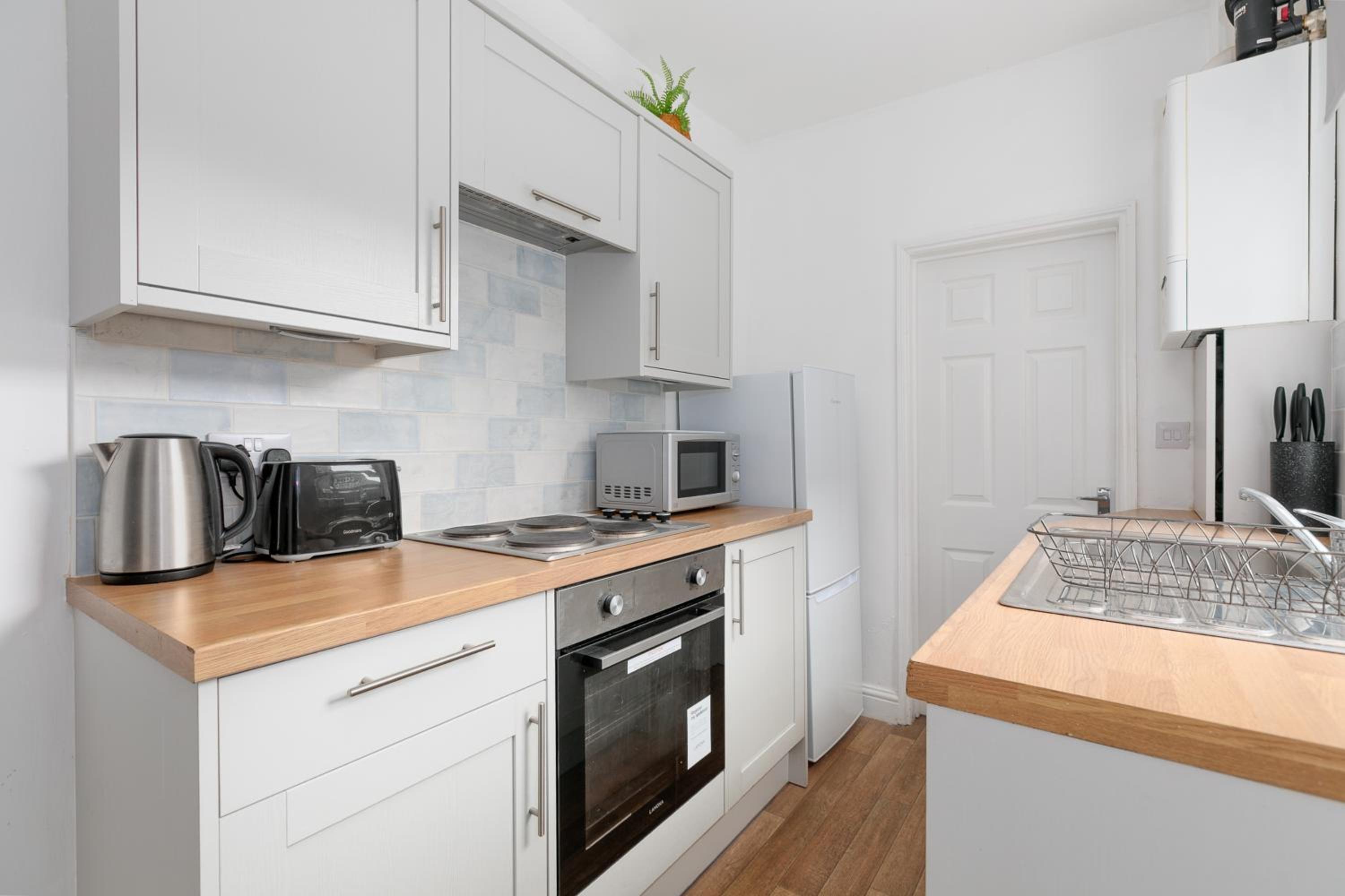 Spacious & Unique Family and Contractor House & Parking & A1 Road