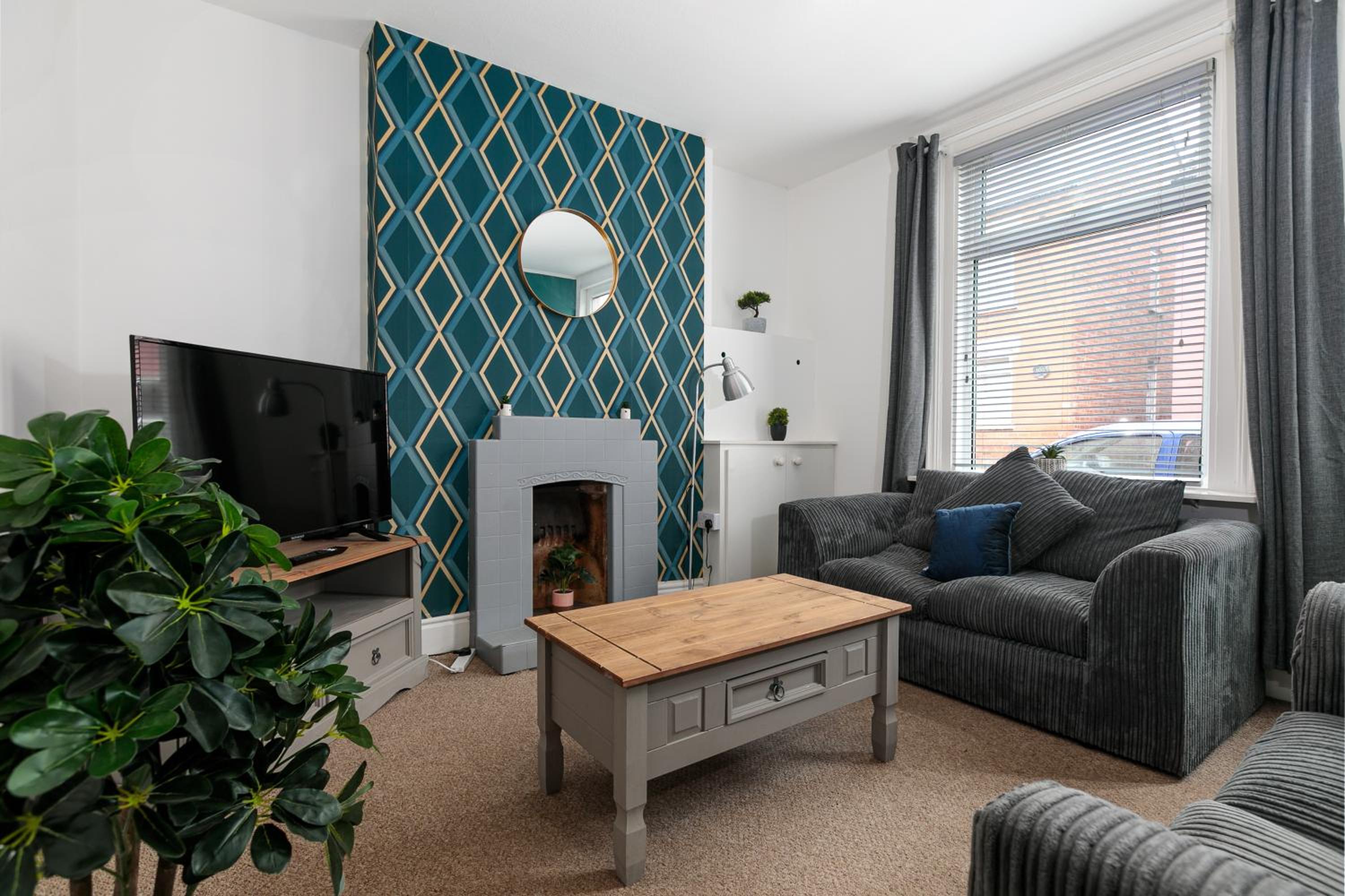 Spacious & Unique Family and Contractor House & Parking & A1 Road