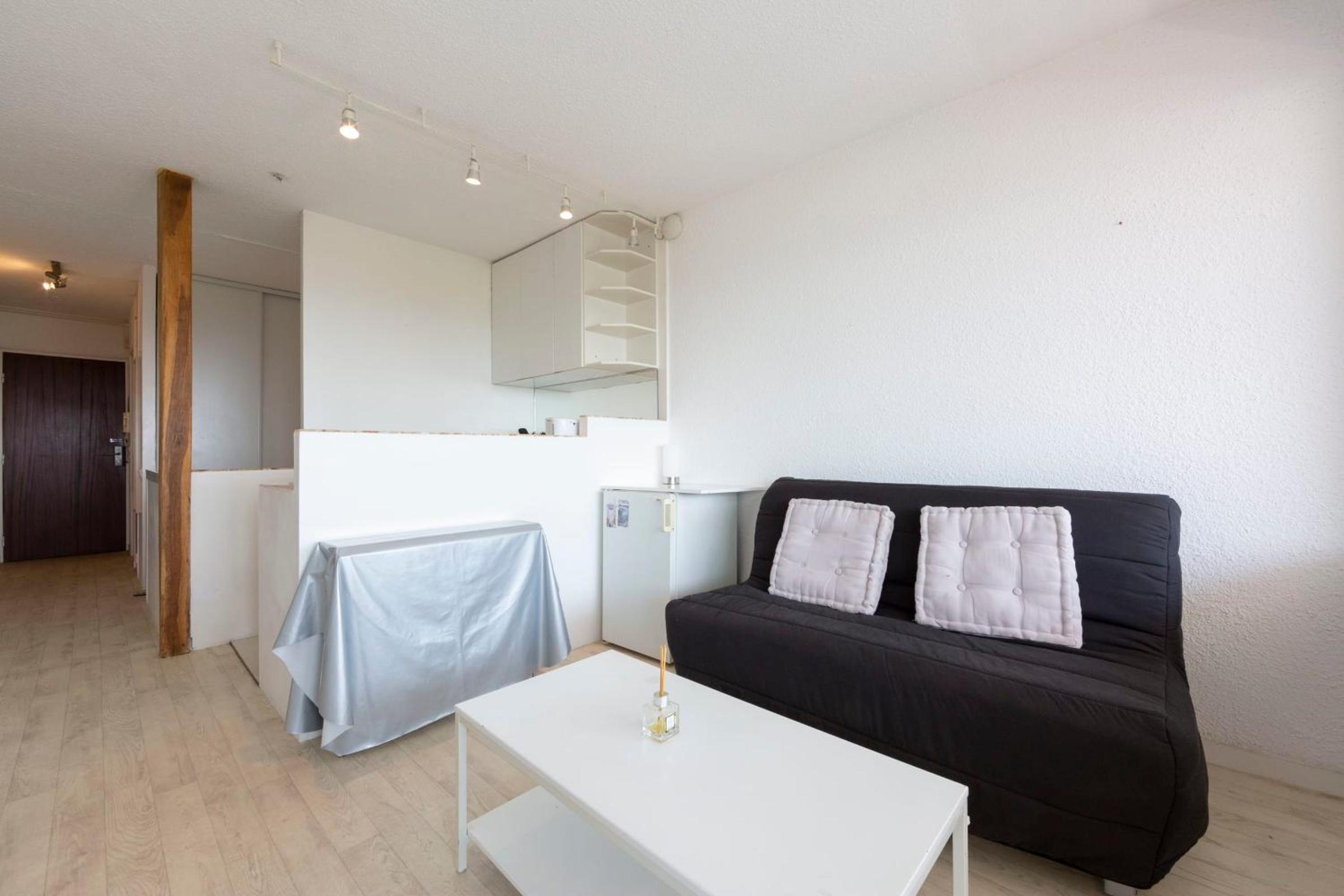 Studio with a 12 m2 terrasse sea view in Antibes Juan les Pins