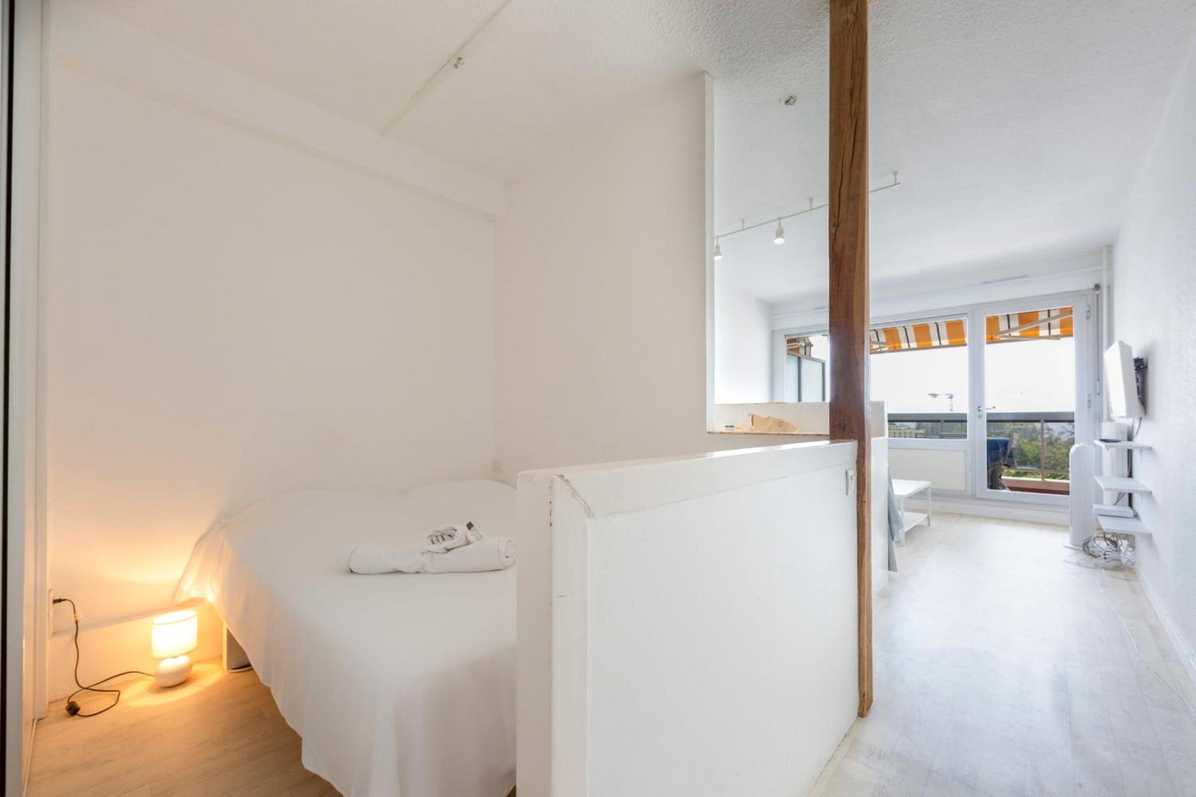 Studio with a 12 m2 terrasse sea view in Antibes Juan les Pins view 3