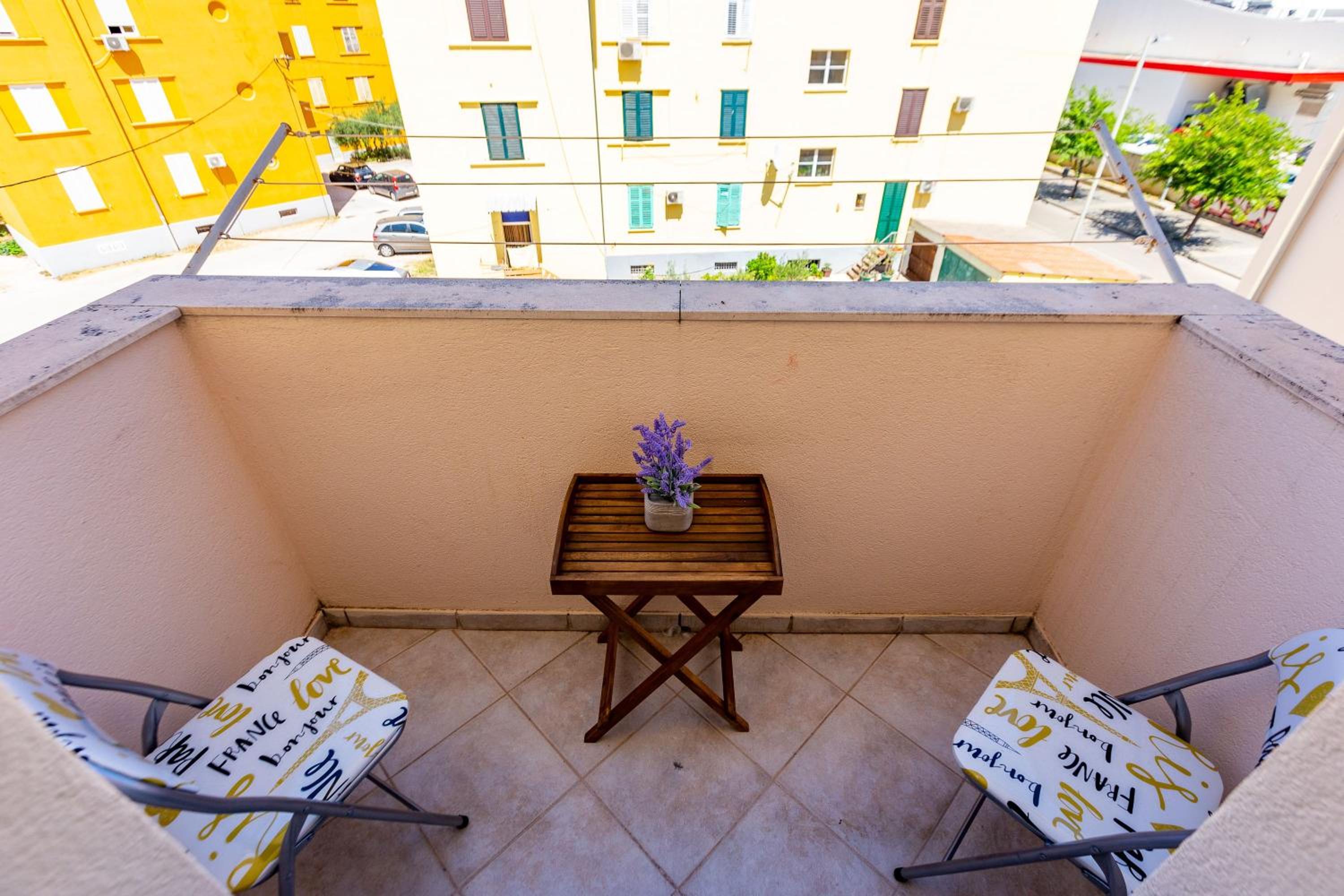 Vale apartment with balcony view 2