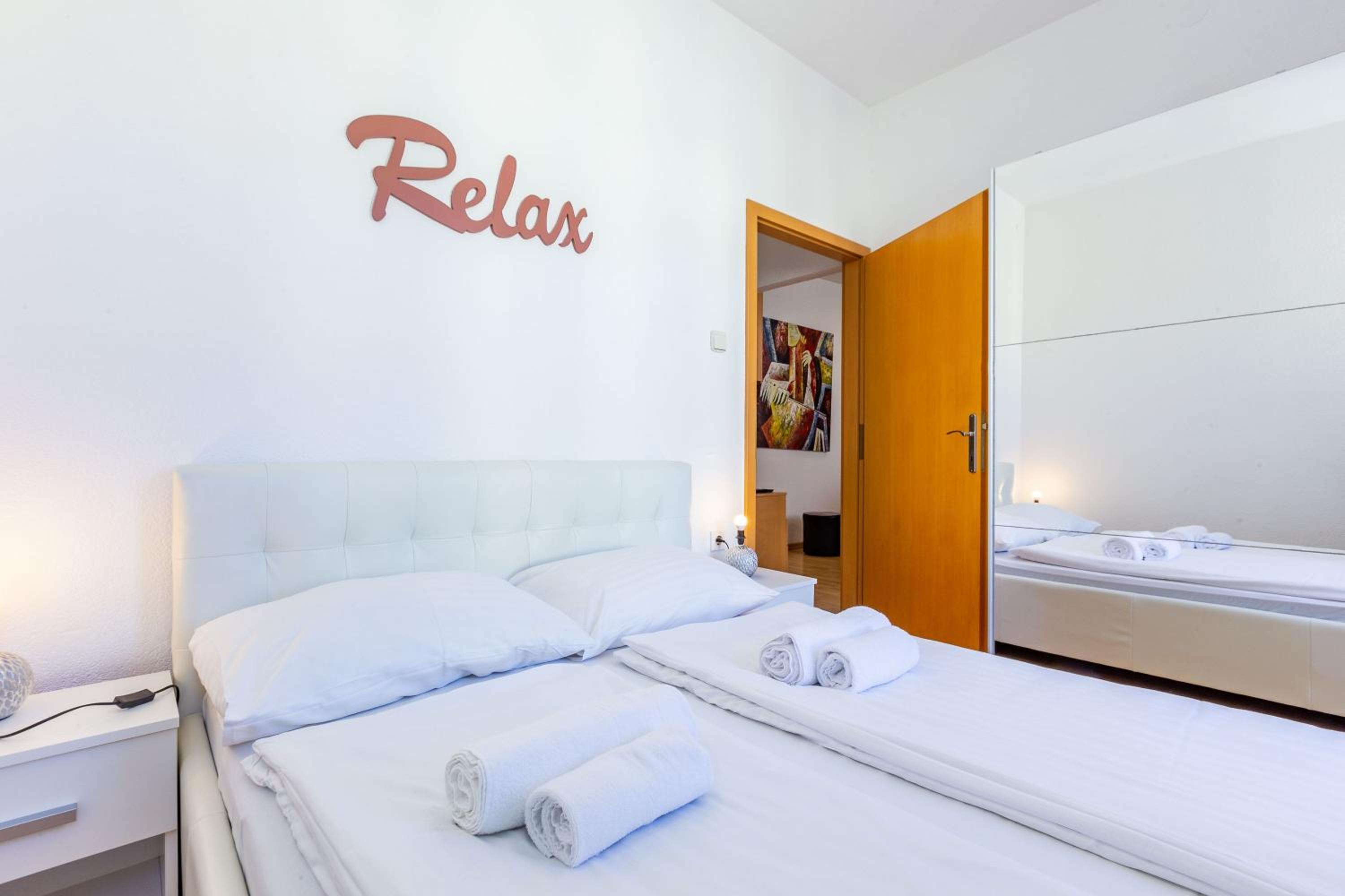 Vale apartment with balcony view 4