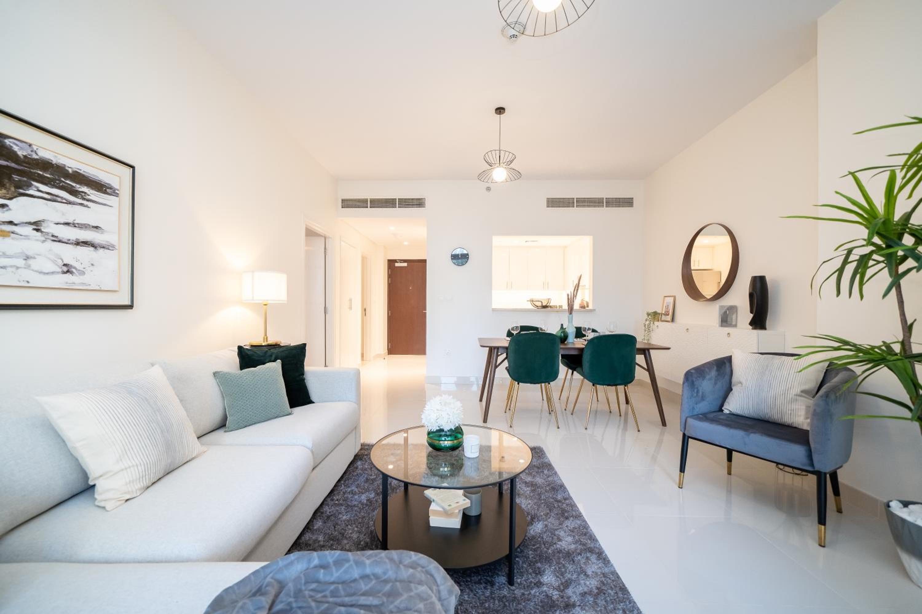 HiGuests - Chic Apt with Balcony and Pool near Burj Khalifa photo 3
