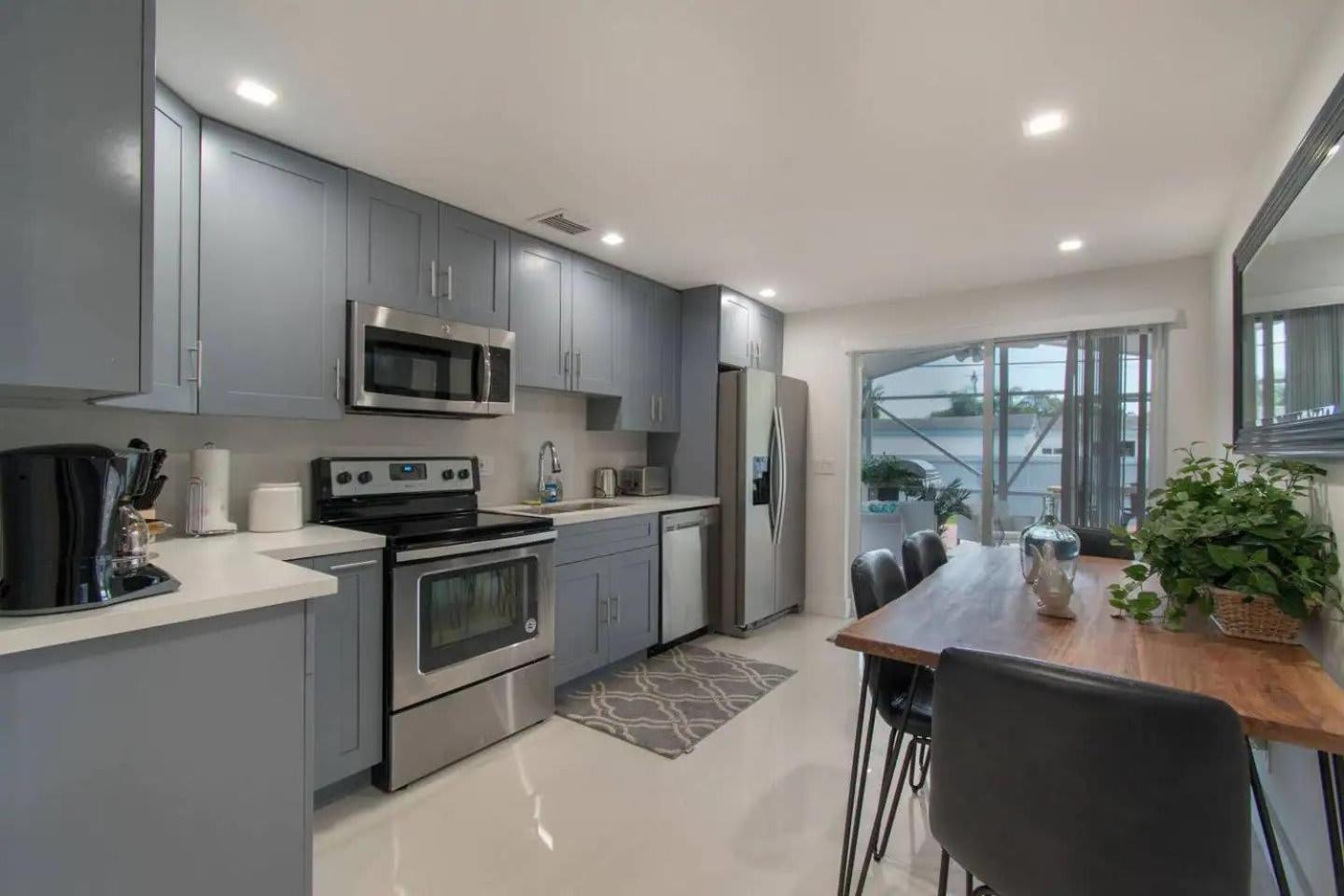 RENOVATED 2 Bd with Private Hot Tub 6 min to HARDROCK CASINO