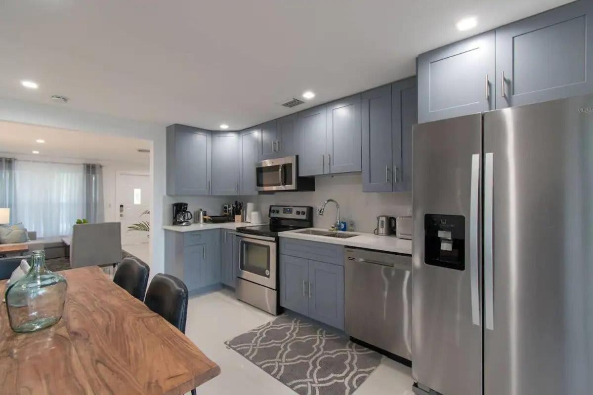 RENOVATED 2 Bd with Private Hot Tub 6 min to HARDROCK CASINO