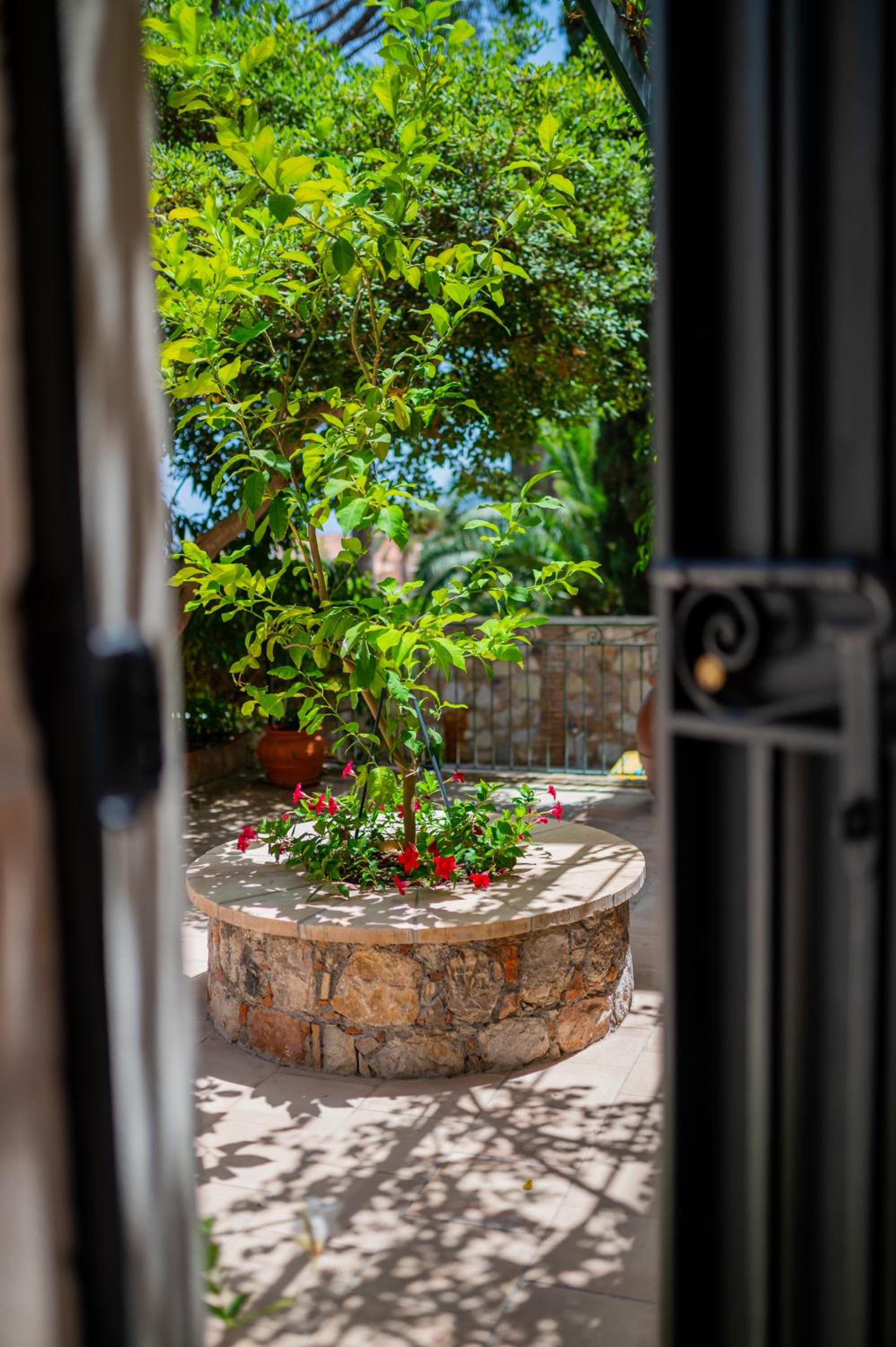Dbhousetaormina view 4