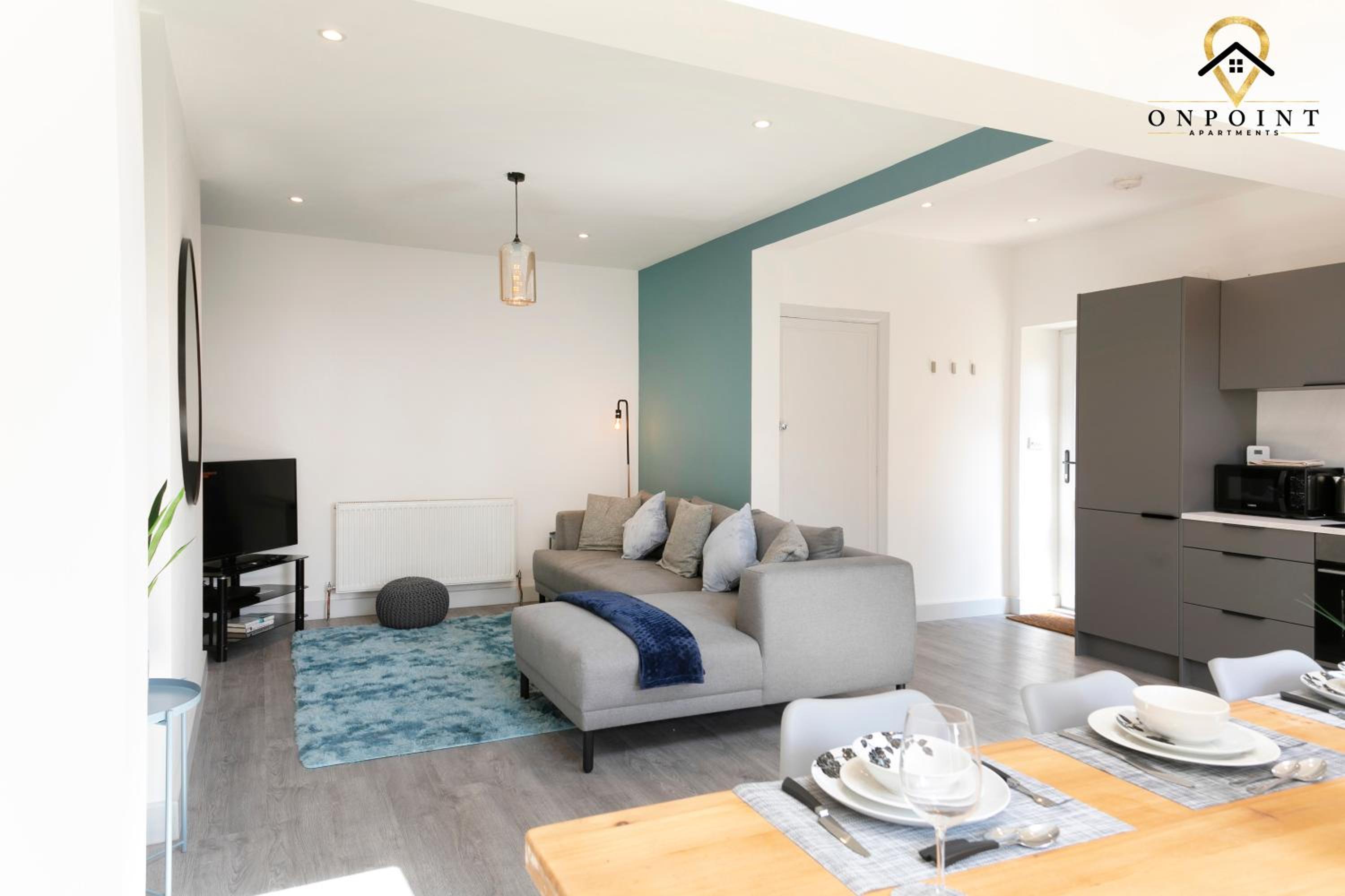 OnPoint - Massive House, Perfect Location - Parking view 5
