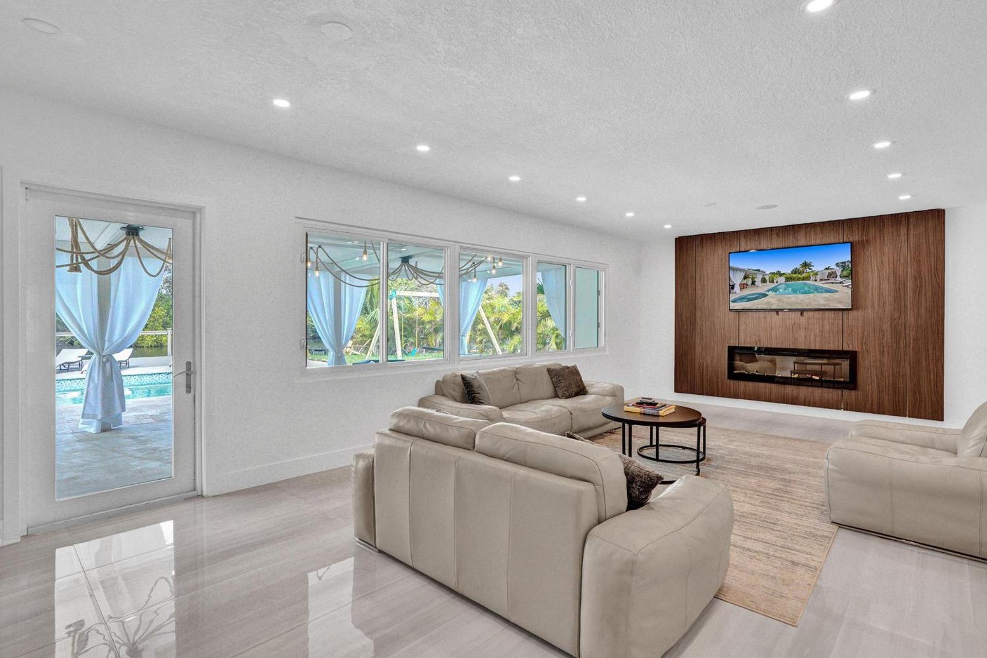 Newly Renovated 5br Villa with pool in Ft Lauderdale on the water
