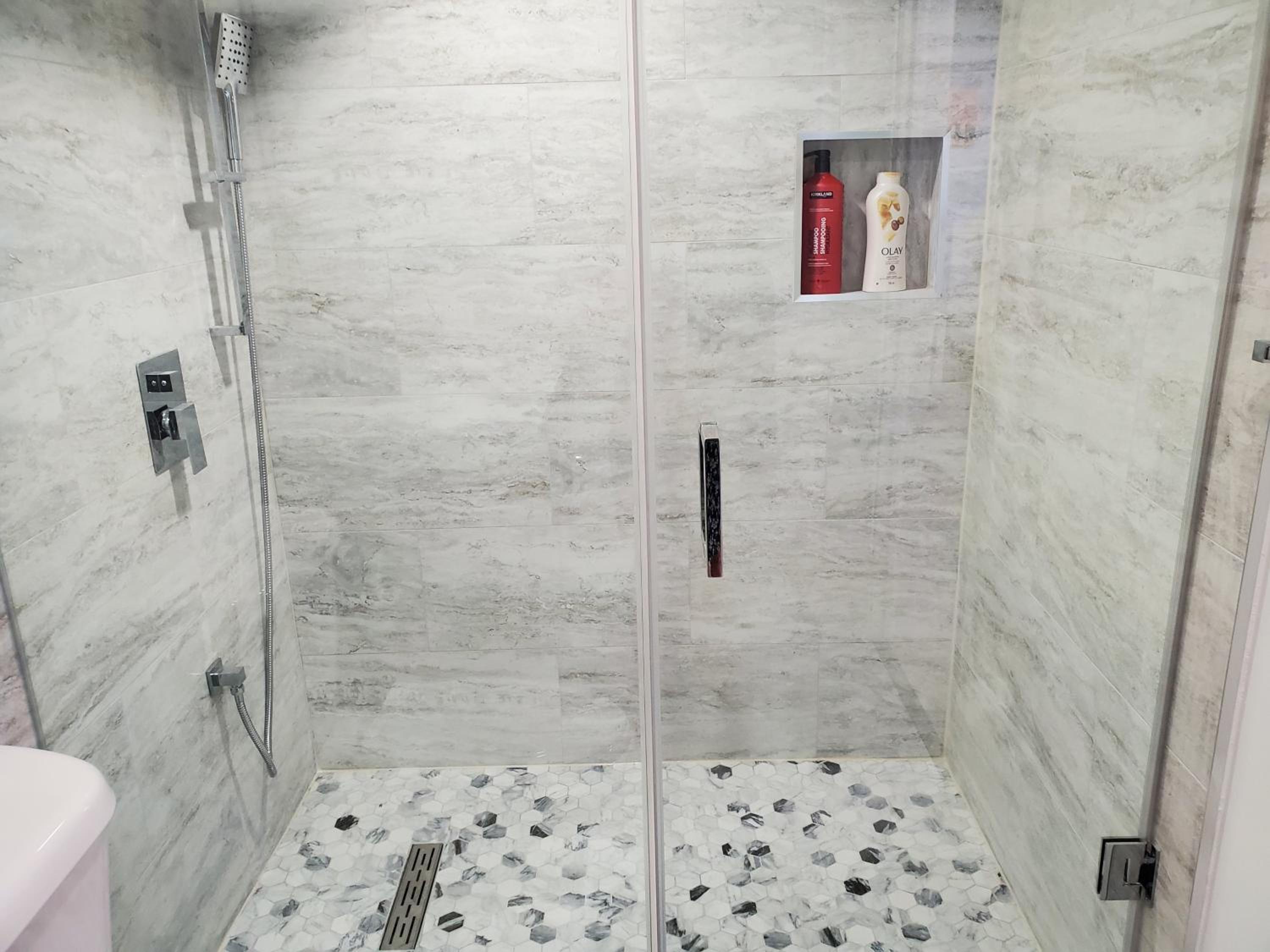 Deluxe King Size Ensuite bed room near the airport