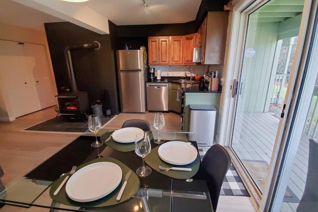 Burke Abode - Trailside Condo with King & Full Beds