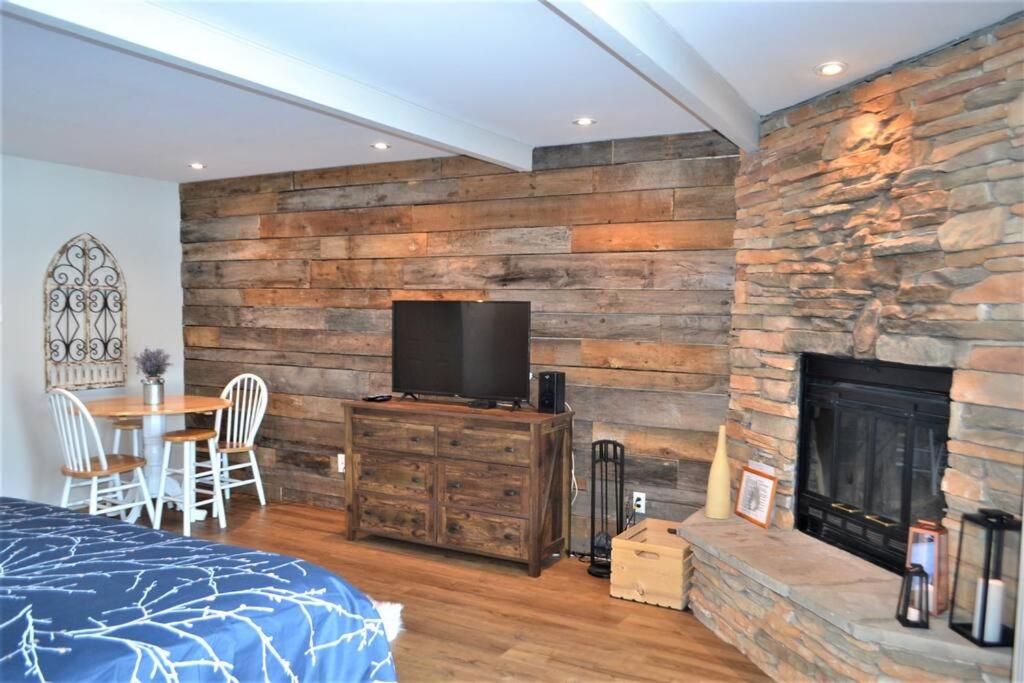 Beautiful suite with superb mountain view.
