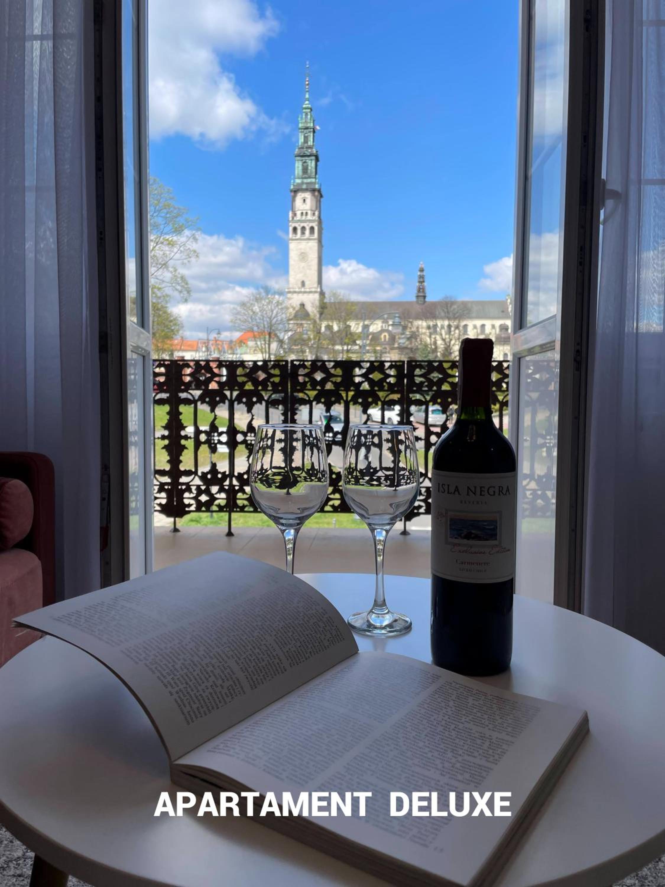 Biały Kruk Apartamenty vis-a-vis Jasnej Góry view 3