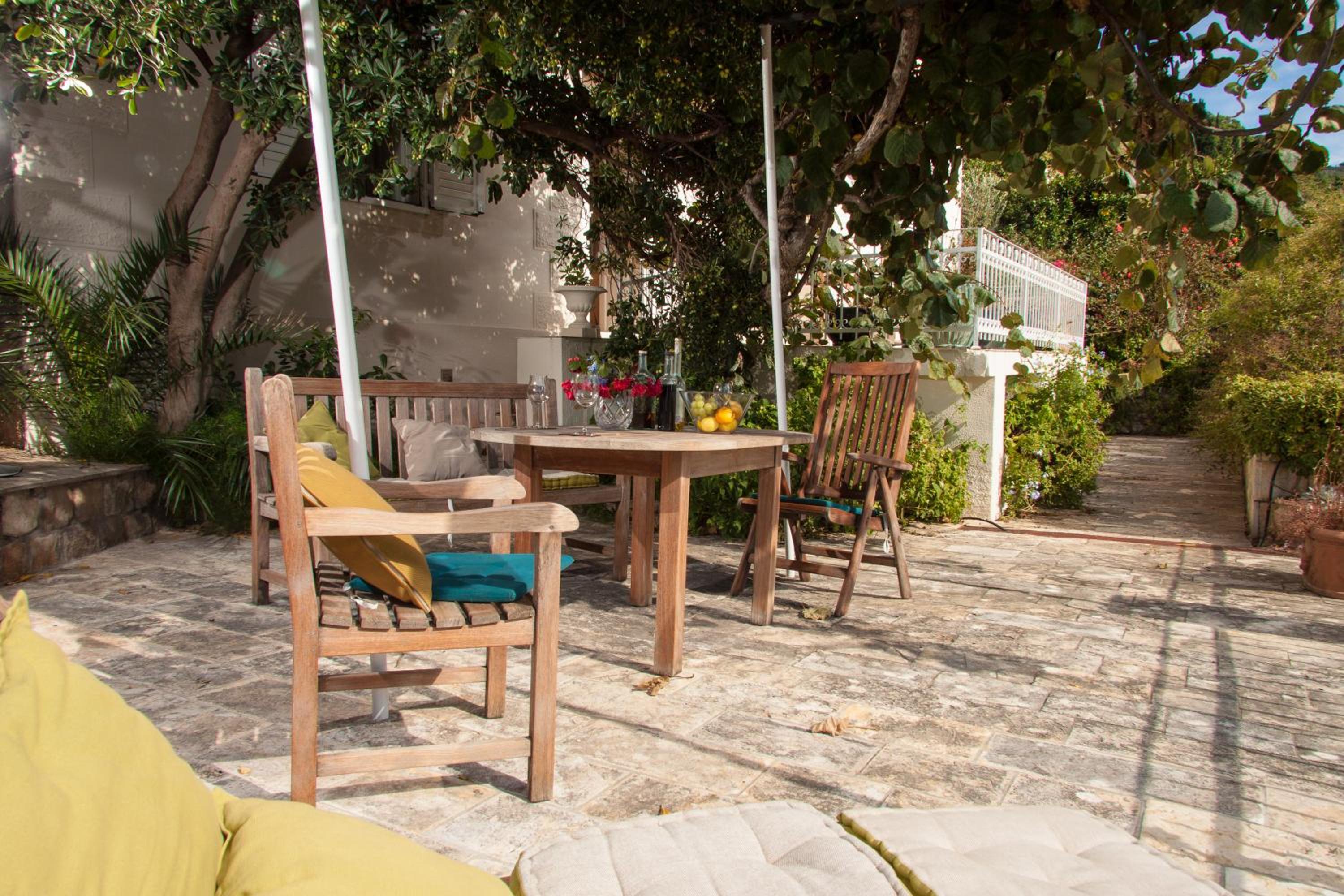 Secret Garden Apartment by Irundo