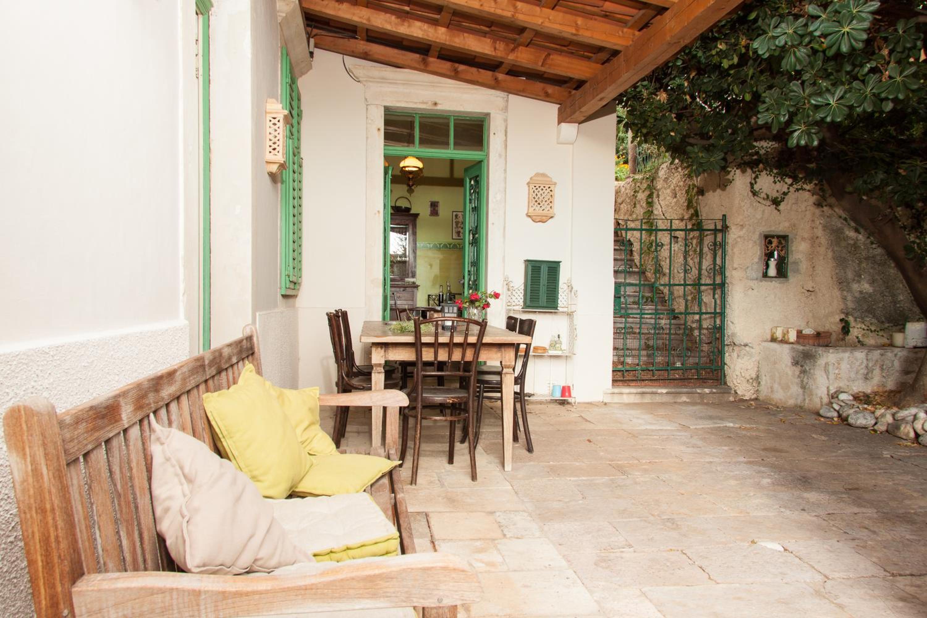 Secret Garden Apartment by Irundo